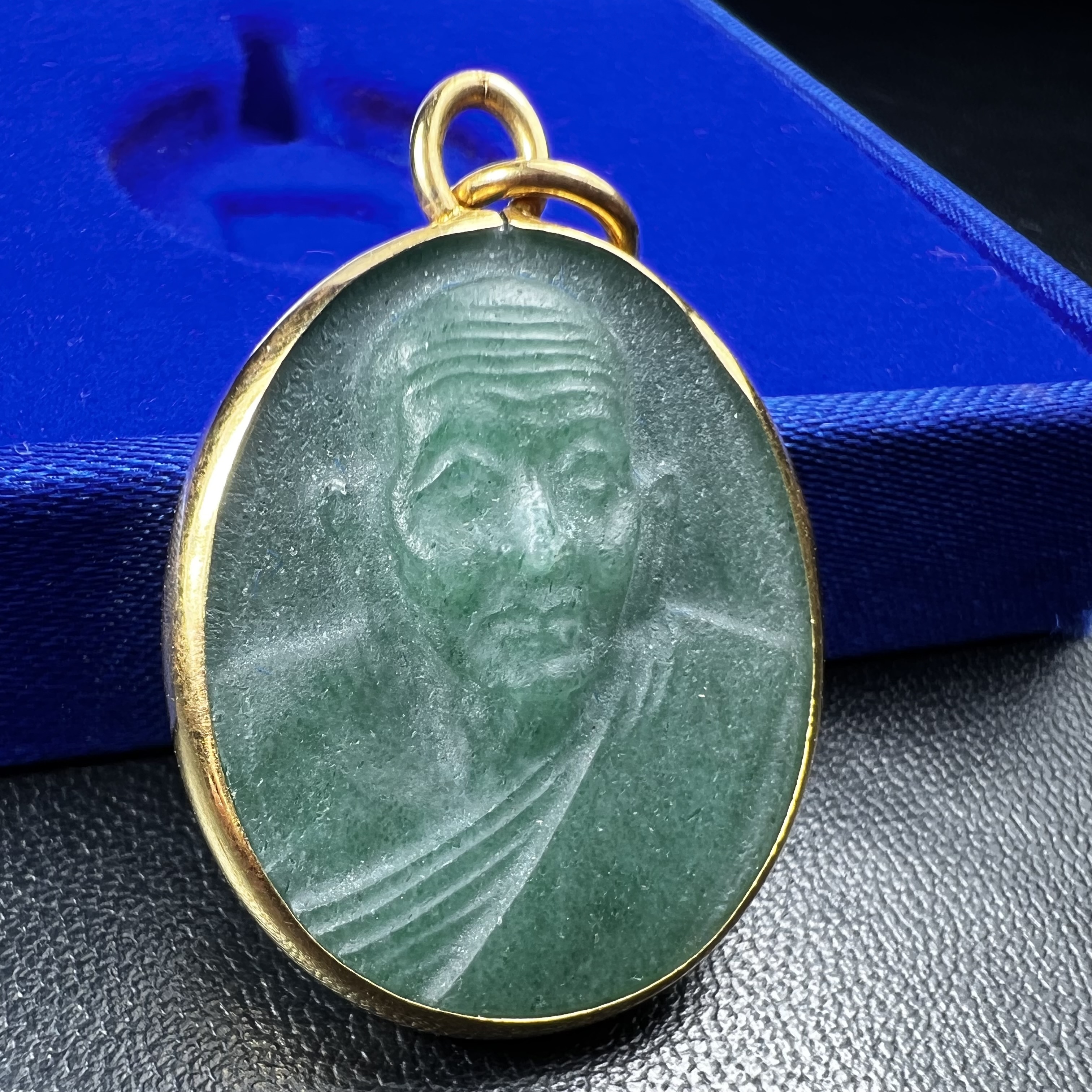 หลวงปู่ทวด วัดพะโคะ จ.สงขลา ปี 2543 เหรียญหยกรูปไข่(เลี่ยมทองคำ) ขนาด 2.2 x 2.5 ซม. ด้านหลังแผ่นโค๊ตทองคำ สร้างโดยสมาคมชาวเพชรบุรี “สมเด็จเจ้าพะโคะหลวงปู่ทวดเหยียบน้ำทะเลจืด” ครั้งแรกแห่งประวัติศาสตร์(สวยงามเป็นของล้ำค่าหายากมาก)สภาพสวยสมบูรณ์