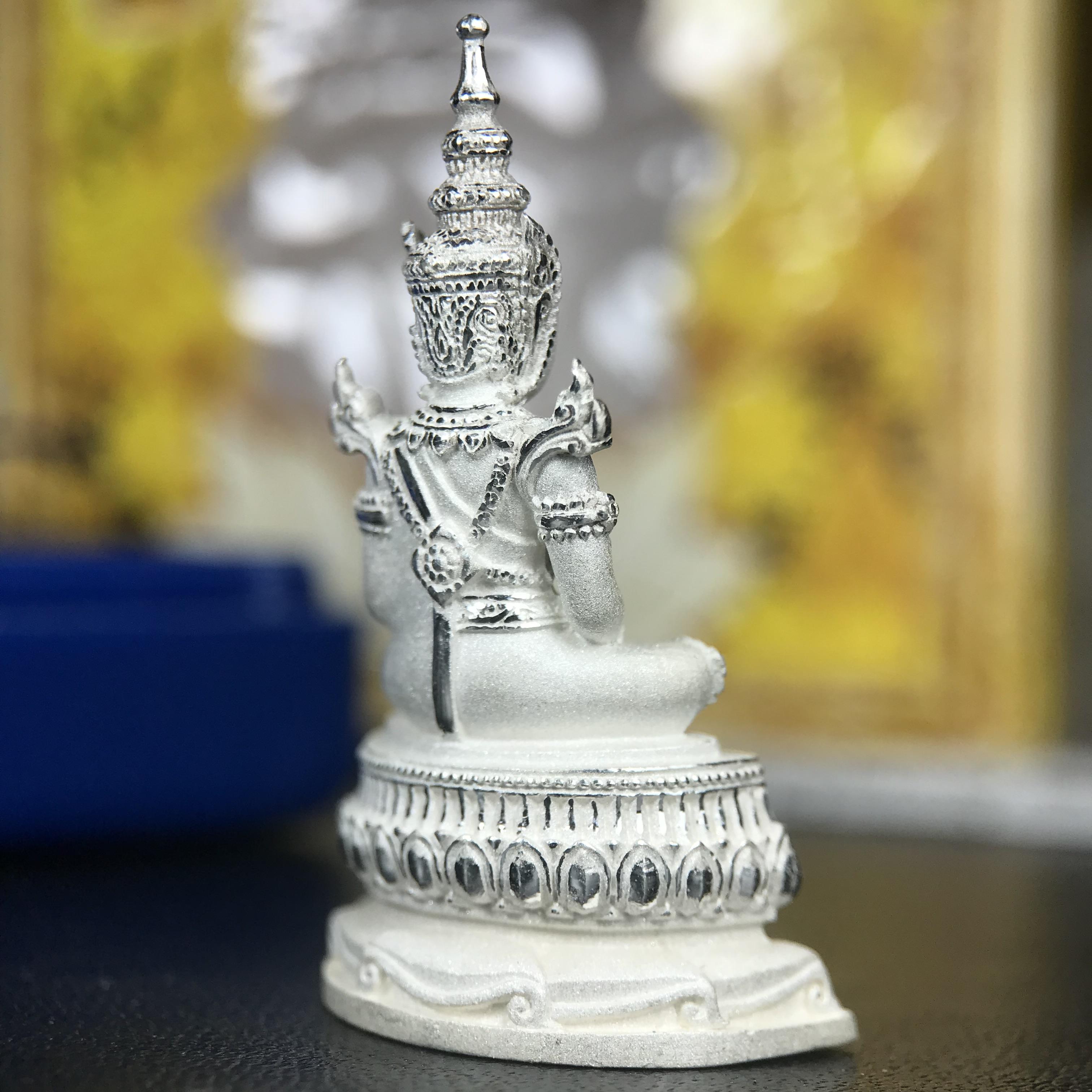 พระแก้วมรกต ทรงเครื่องฤดูร้อน พระราชทานประดิษฐานตราสัญลักษณ์ฉลองสิริราชสมบัติ ครบ 60 ปี ในหลวงรัชกาลที่ 9 พ.ศ.2549 เนื้อเงินลอยองค์พิมพ์ใหญ่ สูง 3.6 ซม. ขนาดหน้าตัก 1/2 นิ้ว (พิธีใหญ่มหาพุทธาภิเษก ณ พระอุโบสถวัดพระแก้ว เกจิอาจารย์ ทั่วประเทศ 108 รูป )