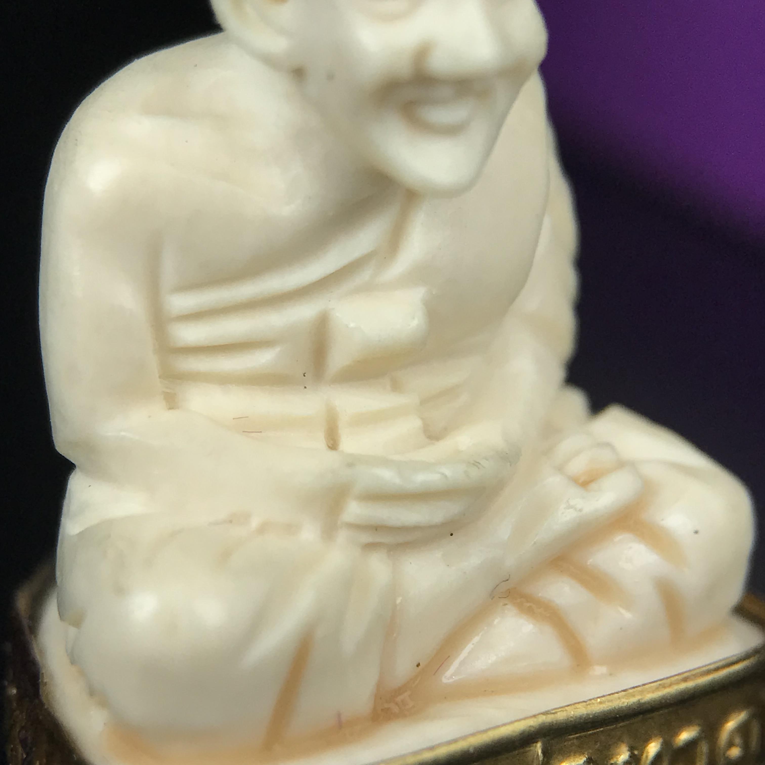 สมเด็จหลวงพ่อทวด รุ่นคชสารหมื่นปี (ศิลปาชีพ) วัดช้างให้ ปี 2541โดยมีท่าน อ.นอง วัดทรายขาว เป็นเจ้าพิธี และมีเกจิร่วมปลุกเสก 108 รูป บรรจุผงว่านเก่าและดินกากยายักษ์(พิมพ์ลอยองค์ฐานทองคำโค๊ตทองคำ)พร้อมกล่องบรรจุครบ นิยมหายาก**ผิวสวยงานแกะพุทธศิลป์สวยงดงาม**