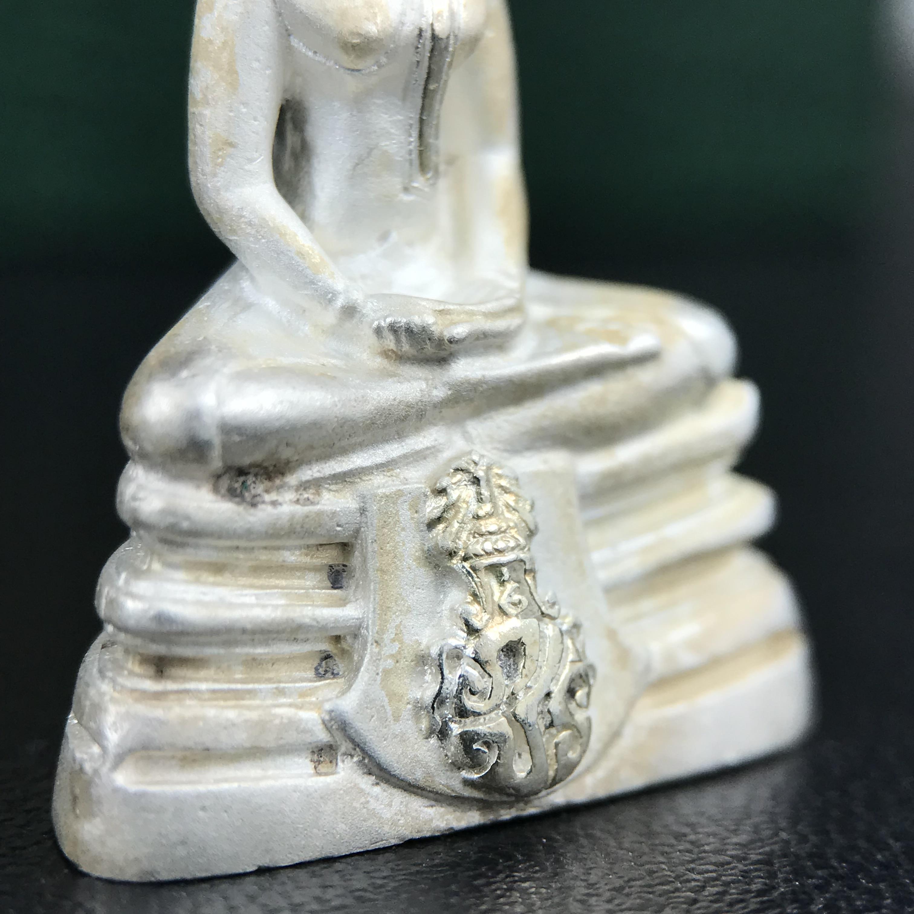 พระพุทธโสธร ภปร. รุ่นย้อนยุค สร้างพระอุโบสถ สมาคมชาวฉะเชิงเทรา จัดสร้าง ปี 2539 วโรกาสครองสิริราชสมบัติครบ 50 ปี เนื้อเงินทรายนวลขัดเงาบางส่วน พร้อมกล่องบรรจุและใบรับรองเดิม