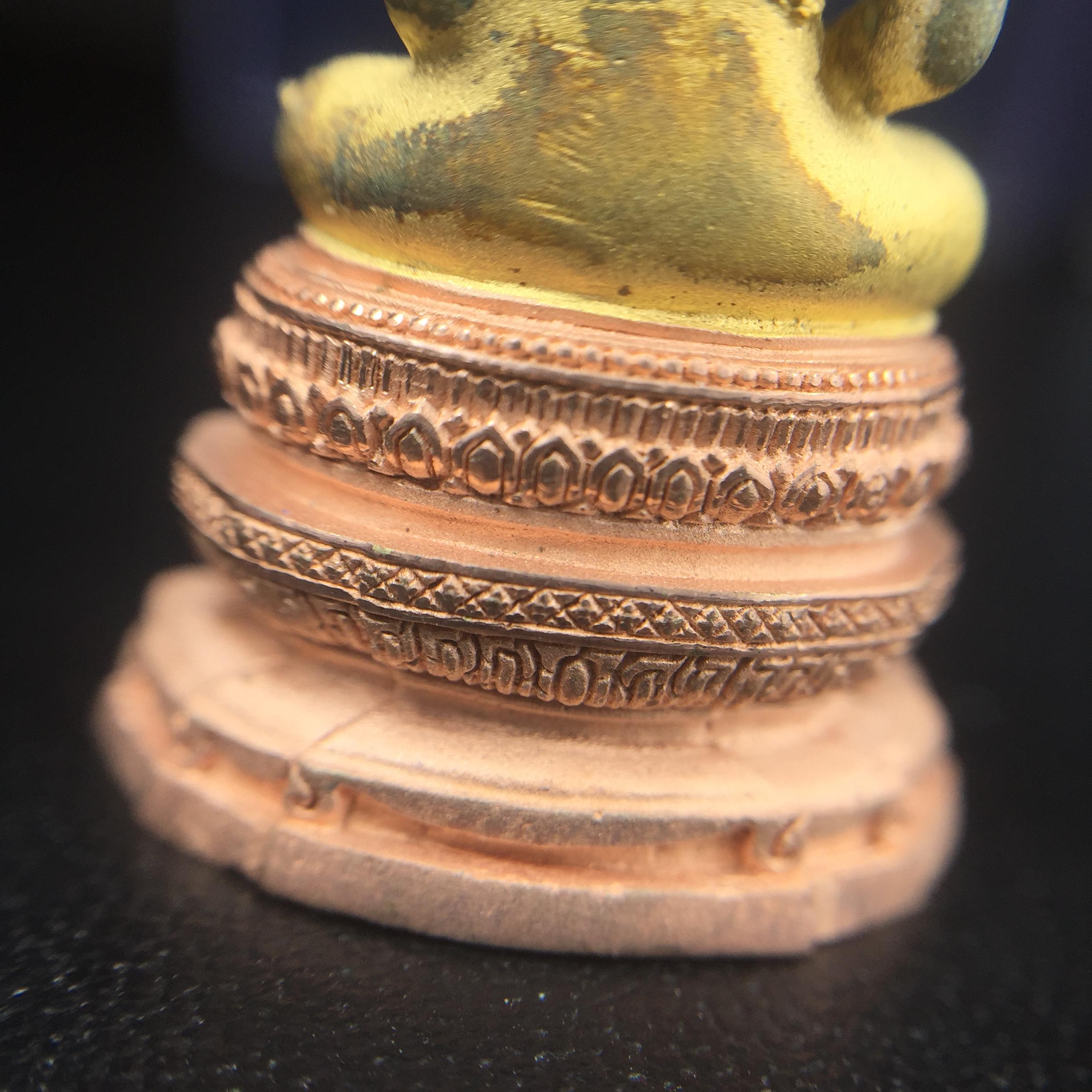 พระแก้วมรกต ภปร. ปี2547 จัดสร้างโดย รพ.ภูมิพลฯ เนื้อเงิน (3 กษัตริย์)ลอยองค์ หน้าตัก 1/2 นิ้ว (สภาพผิวเดิม ขึ้นสีรุ้งธรรมชาติ แบบนิยม) (1ใน3000องค์)