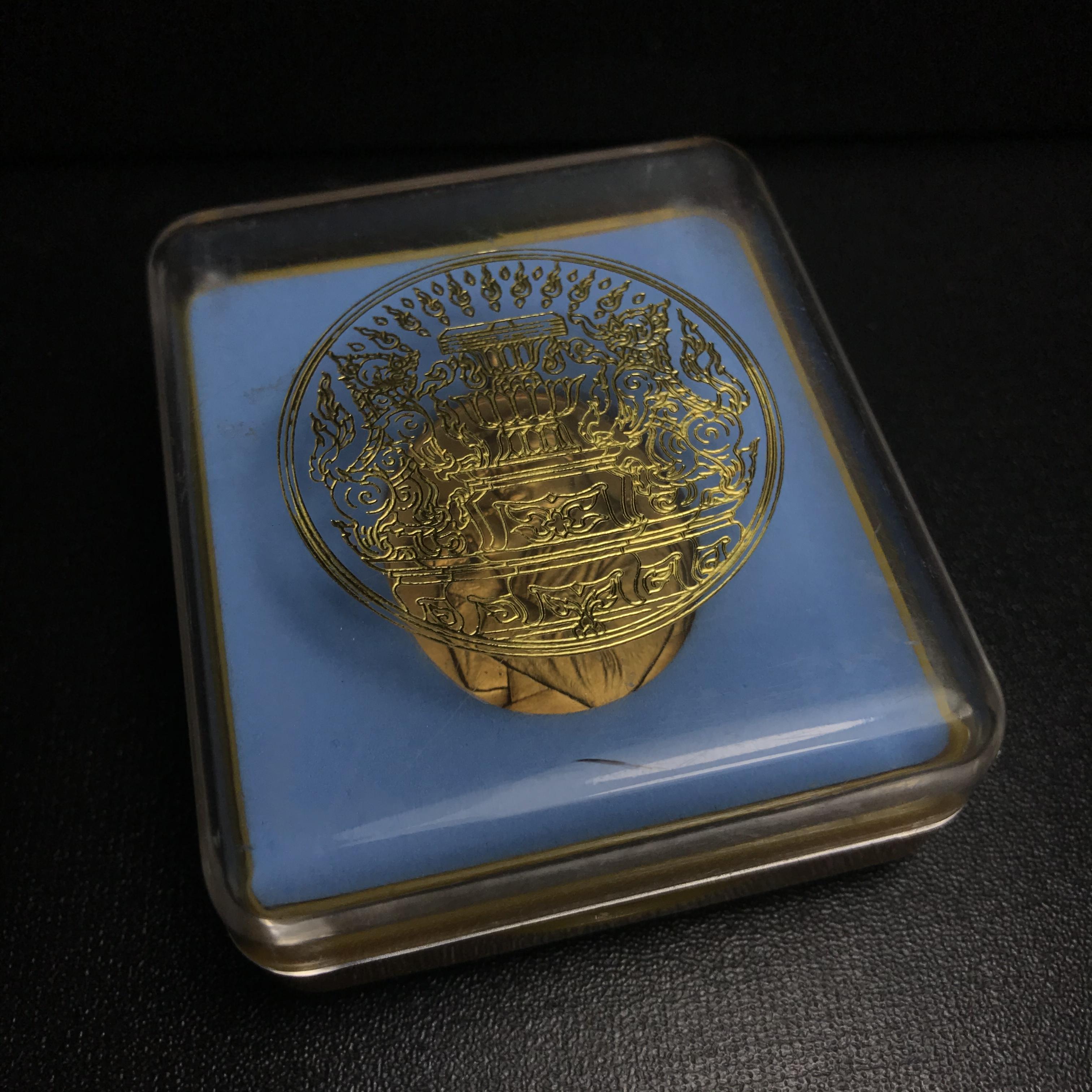 เหรียญในหลวงทรงกล้อง สำนักนายกรัฐมนตรีจัดสร้าง พร้อมเข็มที่ระลึก พ.ศ.2542 กล่องเดิม