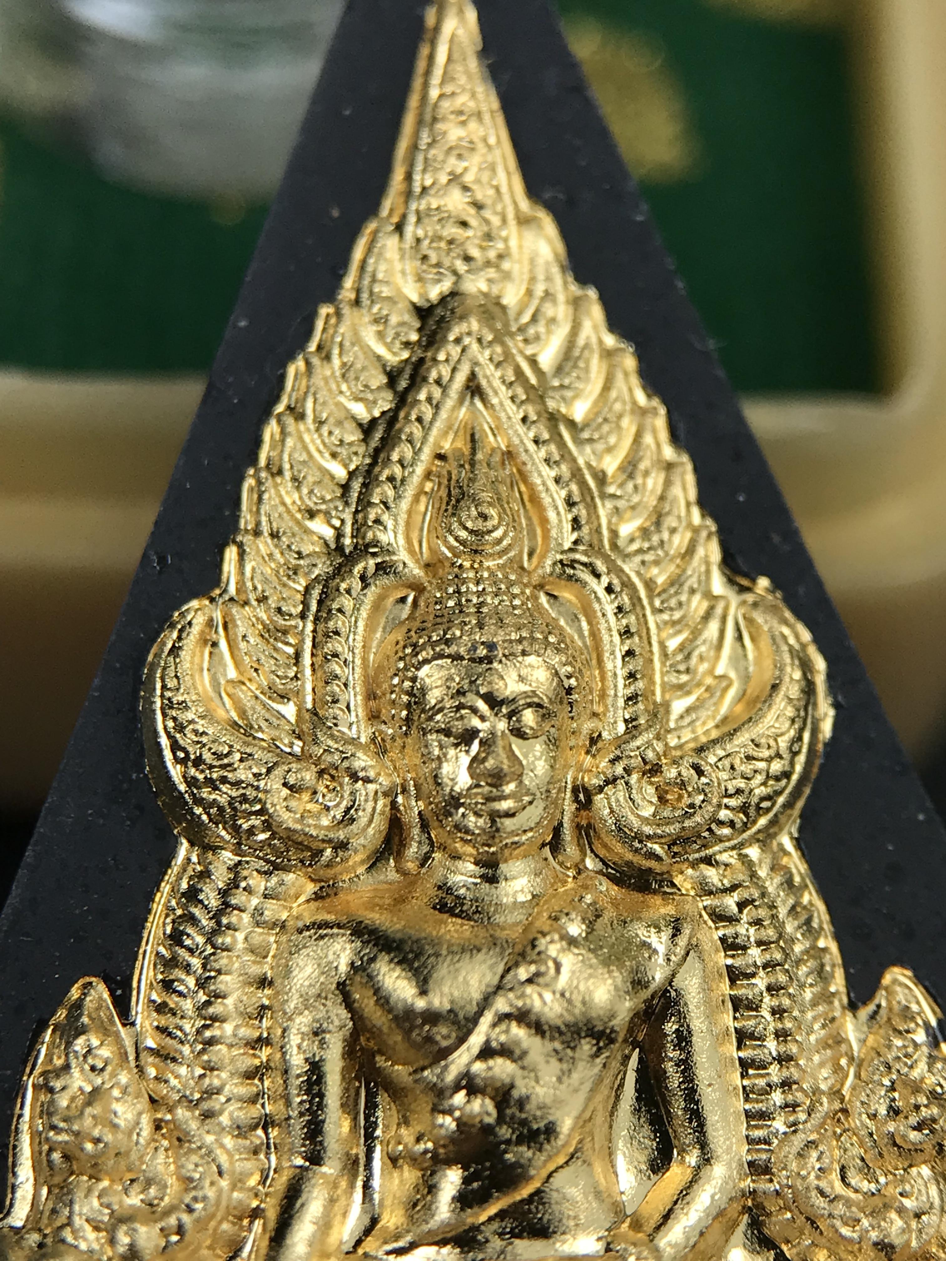 พระพุทธชินราช(จำลอง)ภปร. 84พรรษา เนื้อผงปิดทองด้านหน้า หลัง ภ.ป.ร. ยิงทอง(พระราชทานมวลสาร จิตรลดาและเส้นพระเจ้า ร.9(เส้นผม))ทรงคุณค่าอีกหนึ่งรุ่นยอดนิยม