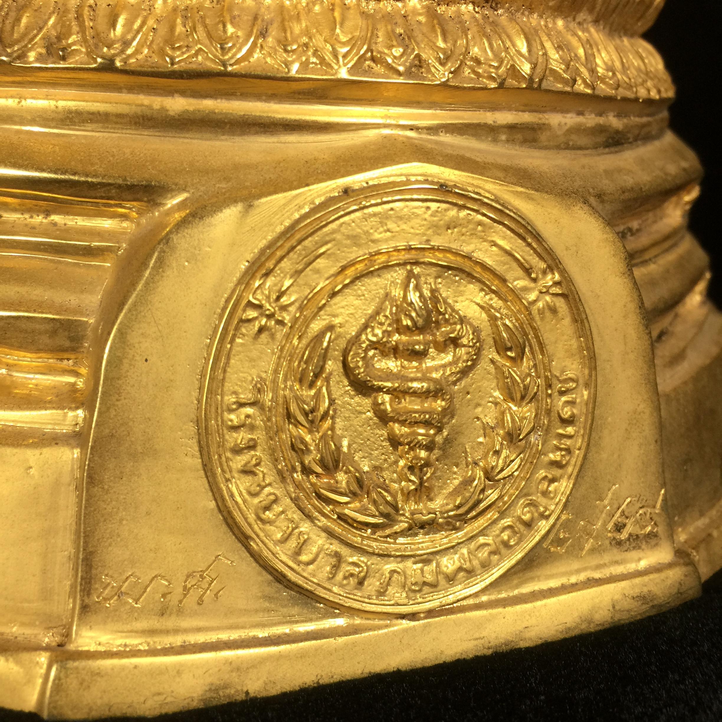 พระบูชาพระพุทธศิรมงคล ภปร. วัตถุมงคลคุ้มเกล้าปี2524 ของมูลนิธิคุ้มเกล้า โรงพยาบาลภูมิพลจัดสร้าง ขนาดหน้าตัก5นิ้ว(ในหลวงรัชกาลที่9 ทรงจุดไฟพระฤกษ์และเททอง พิธีใหญ่)ยอดนิยมหายาก