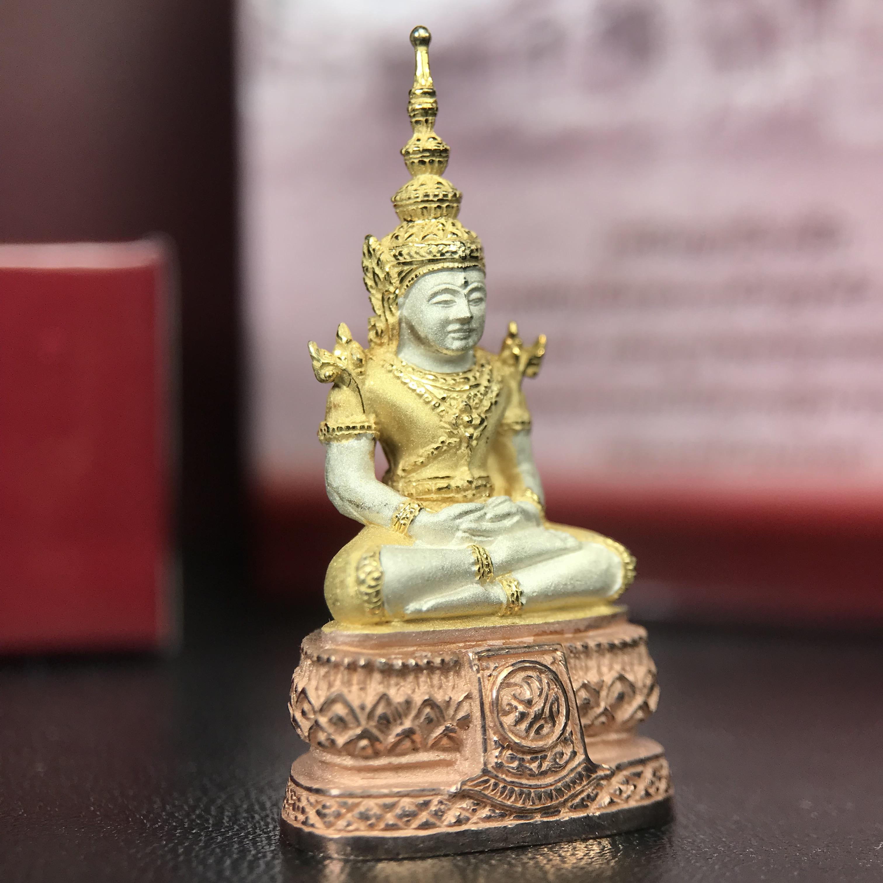 พระแก้วมรกต ภปร.(รุ่นแรก) ปี2545 จัดสร้างในมหาวโรกาส พระบาทสมเด็จพระเจ้าอยู่หัวรัชกาลที่ 9 ครบรอบ 75 พรรษา และฉลองกรุงรัตนโกสินทร์ครบ 220 ปี พิมพ์ลอยองค์ใหญ่ เนื้อเงินบริสุทธิ์ 92.5%(สามกษัตริย์) ขนาด 19*35 มม. พร้อมกล่อง สวยครบสมบูรณ์(องค์หมายเลข ๒๐๐)