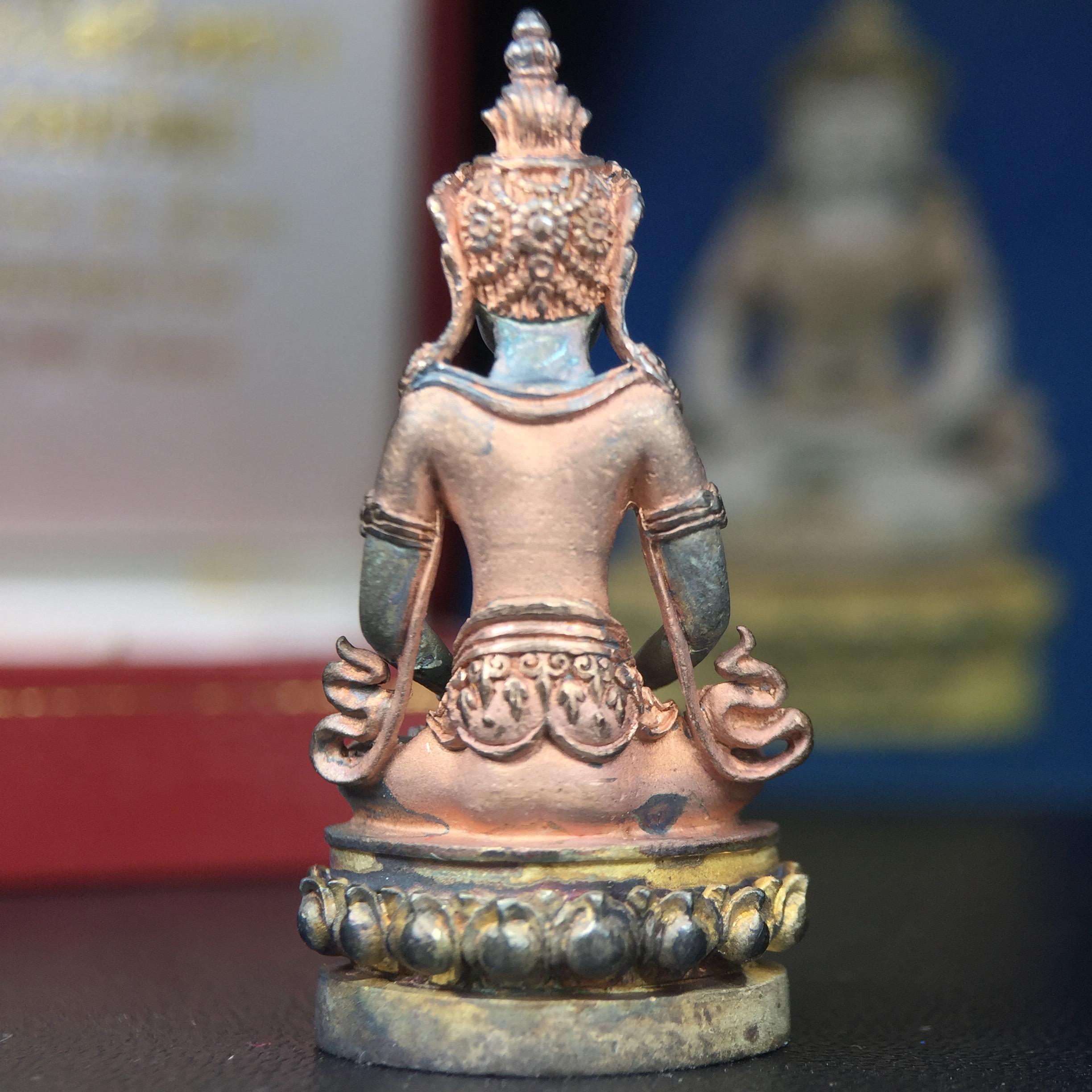 พระกริ่งอวโลกิเตศวร ( เจ้าแม่กวนอิม ) วัดโพธิ์แมนคุณาราม รุ่นอุดมโภคทรัพย์ พ.ศ.2539 เนื้อเงิน 3 กษัตริย์ พ่นทราย(ผิวเดิม ขึ้นสีรุ้งธรรมชาติ แบบนิยม เสน่ห์ของพระเนื้อเงิน) (พร้อมกล่องบรรจุการ์ดใบรับรองเดิมครบ) (อีกหนึ่งรุ่นยอดนิยม พุทธศิลป์สวยงดงาม)