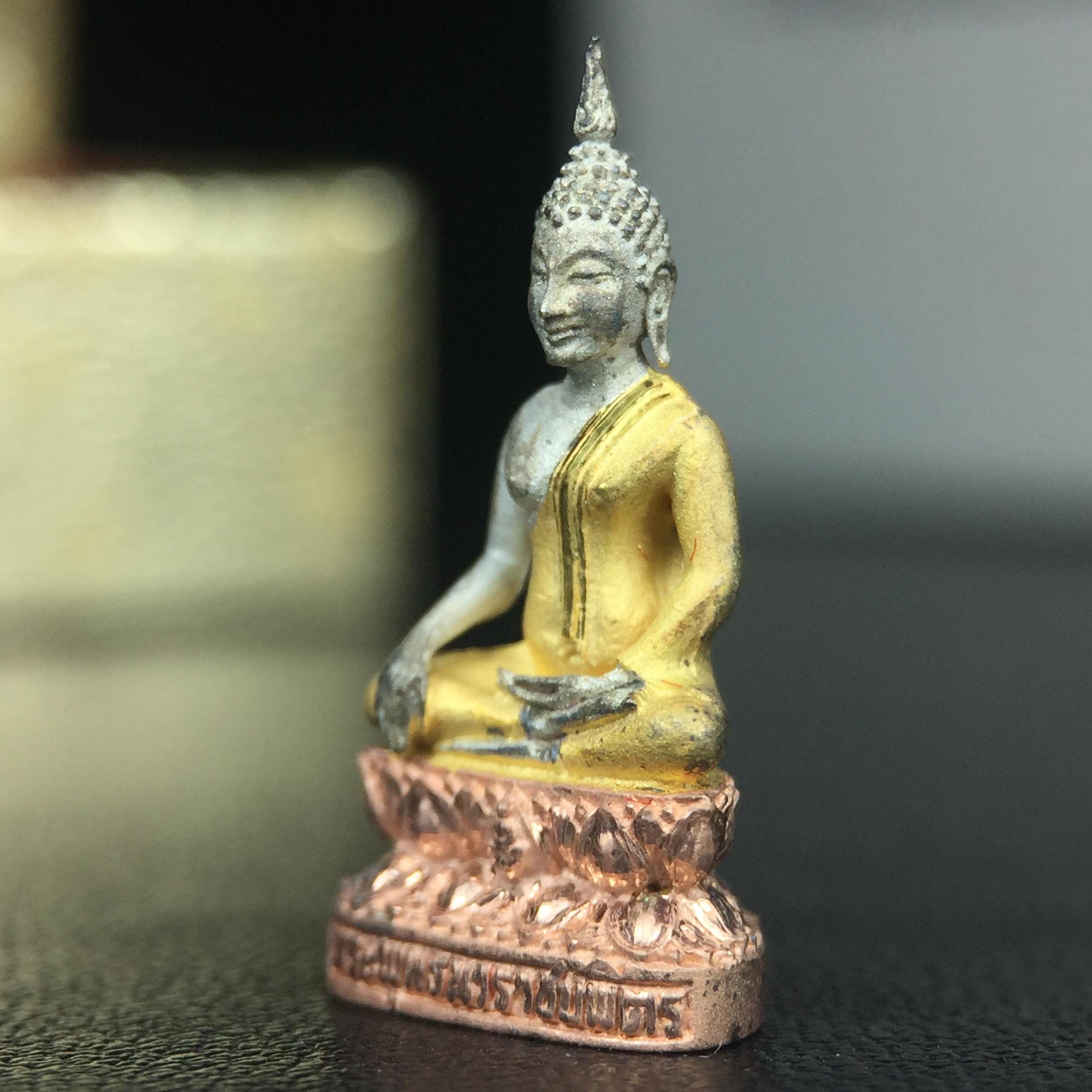 พระชัยวัฒน์พระพุทธนวราชบพิตร ครองสิริราชสมบัติครบ 50 ปี พ.ศ.2540 ขนาดสูง 1.9 ซม. เนื้อเงินสามกษัตริย์(ผิวเดิม) พร้อมกล่องบรรจุเดิมครบสมบูรณ์ 1ใน 9500 องค์(พุทธนวราชบพิตร นิมิตรหมายแห่งความสามัคคี ด้วยไมตรีแห่งองค์พระภูมิพล)