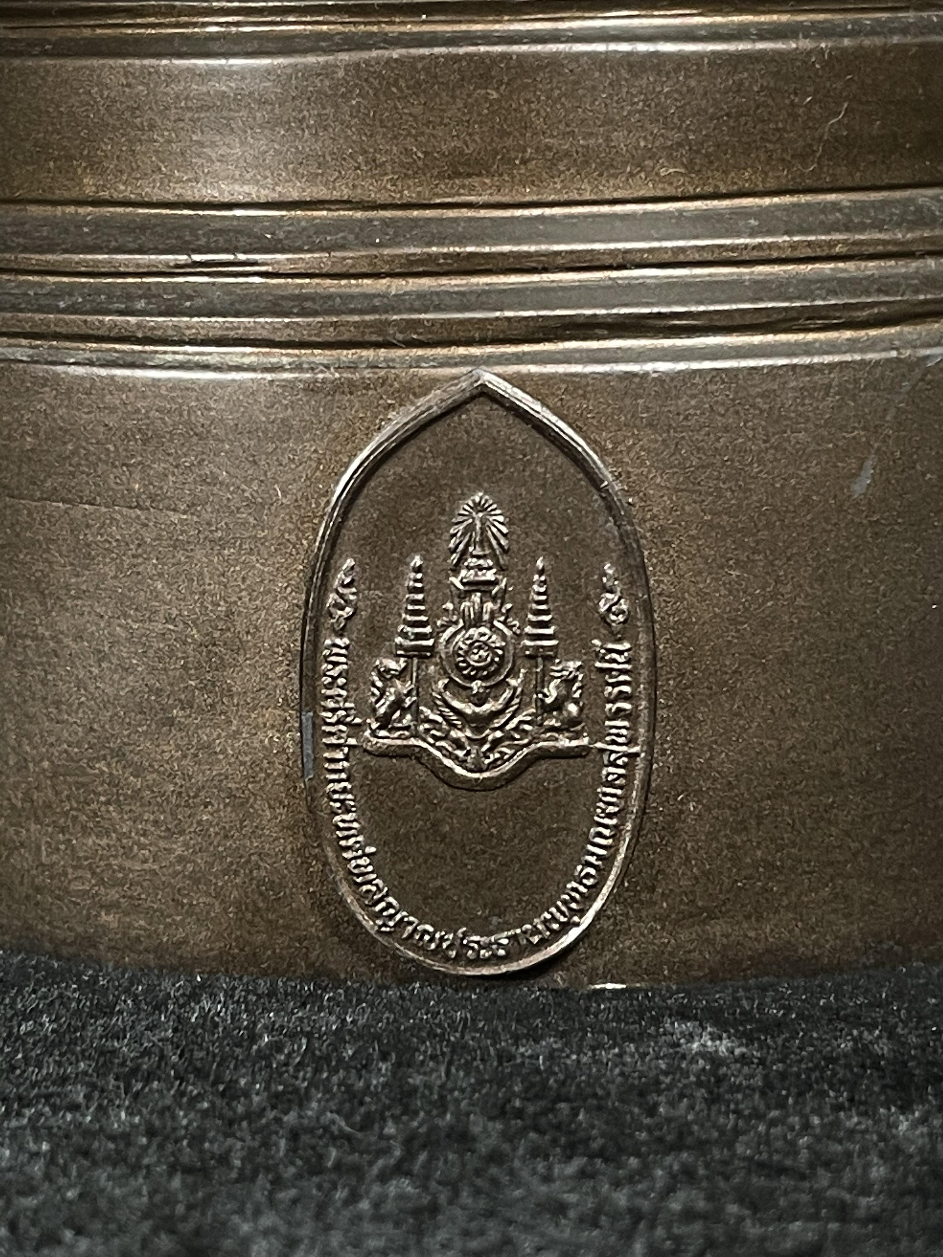 พระบูชา 25พุทธศตวรรษ พระศรีศากยะทศพลญาณ ประธานพุทธมณฑลสุทรรศน์ ปี2530 ตราสัญลักษณ์ ในมหาวาระพระชนมพรรษา ครบ 5 รอบ 60 พรรษา เมื่อ 5 ธันวาคม ปี 2530 หมายเลข (๑๕)๔๐๕ (เลขสวยผลรวมได้ 9 เจริญก้าวหน้าในทุกๆด้าน) ขนาดความสูง 15 นิ้ว รวมฐานสูง 18 นิ้ว(นิยมหายาก)