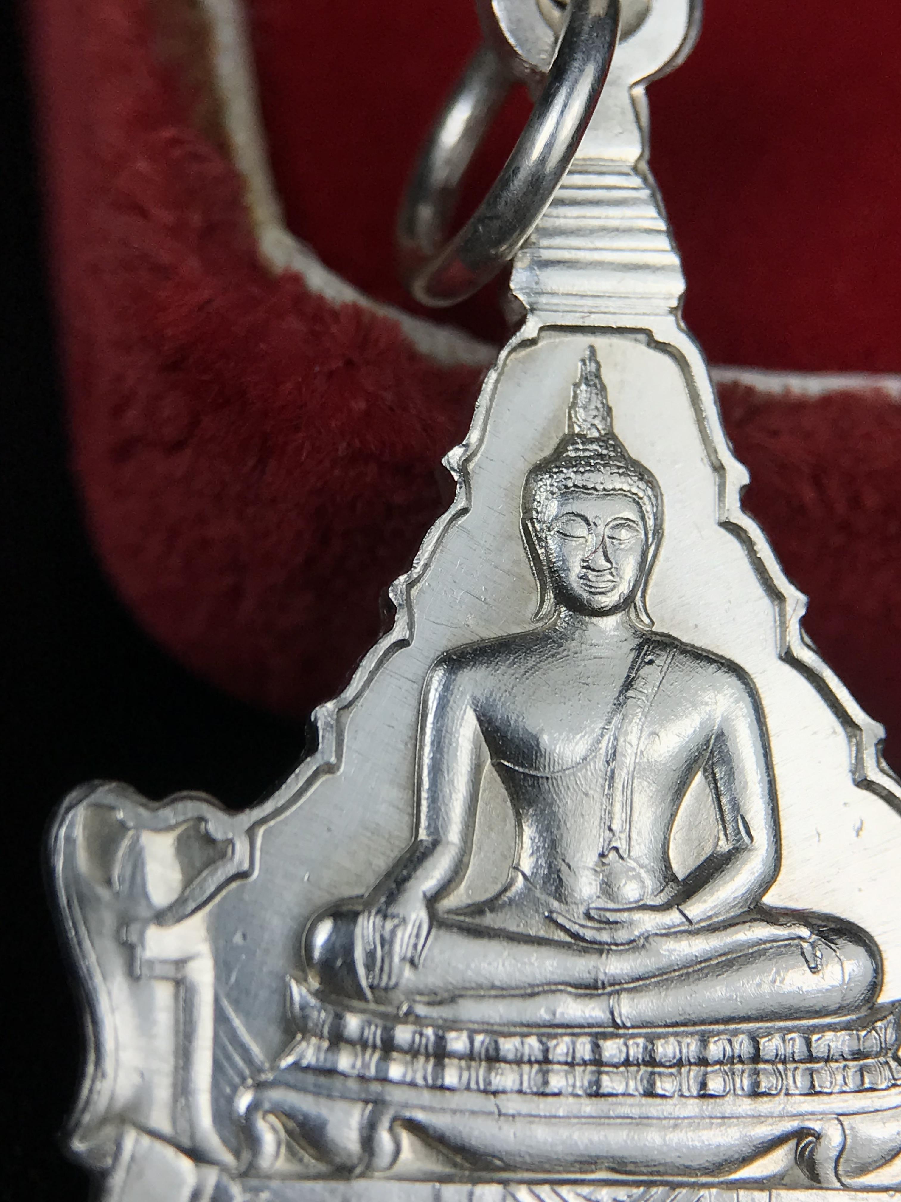 เหรียญพระพุทธญาณนเรศวร์ รุ่นแรก หลังพระปรมาภิไธย ภปร.และ สก.วัดญาณสังวราราม จ.ชลบุรี ปี 2527 เนื้อเงิน(ผิวขาว สวย ใส)ขนาด 2.3 x 3.8 ซม. พร้อมกล่องกำมะหยี่เดิมครบสมบูรณ์ สมเด็จพระญาณสังวร ประธานในพิธีมหาพุทธาภิเษก(เนื้อเงินพบเจอน้อย หายาก)