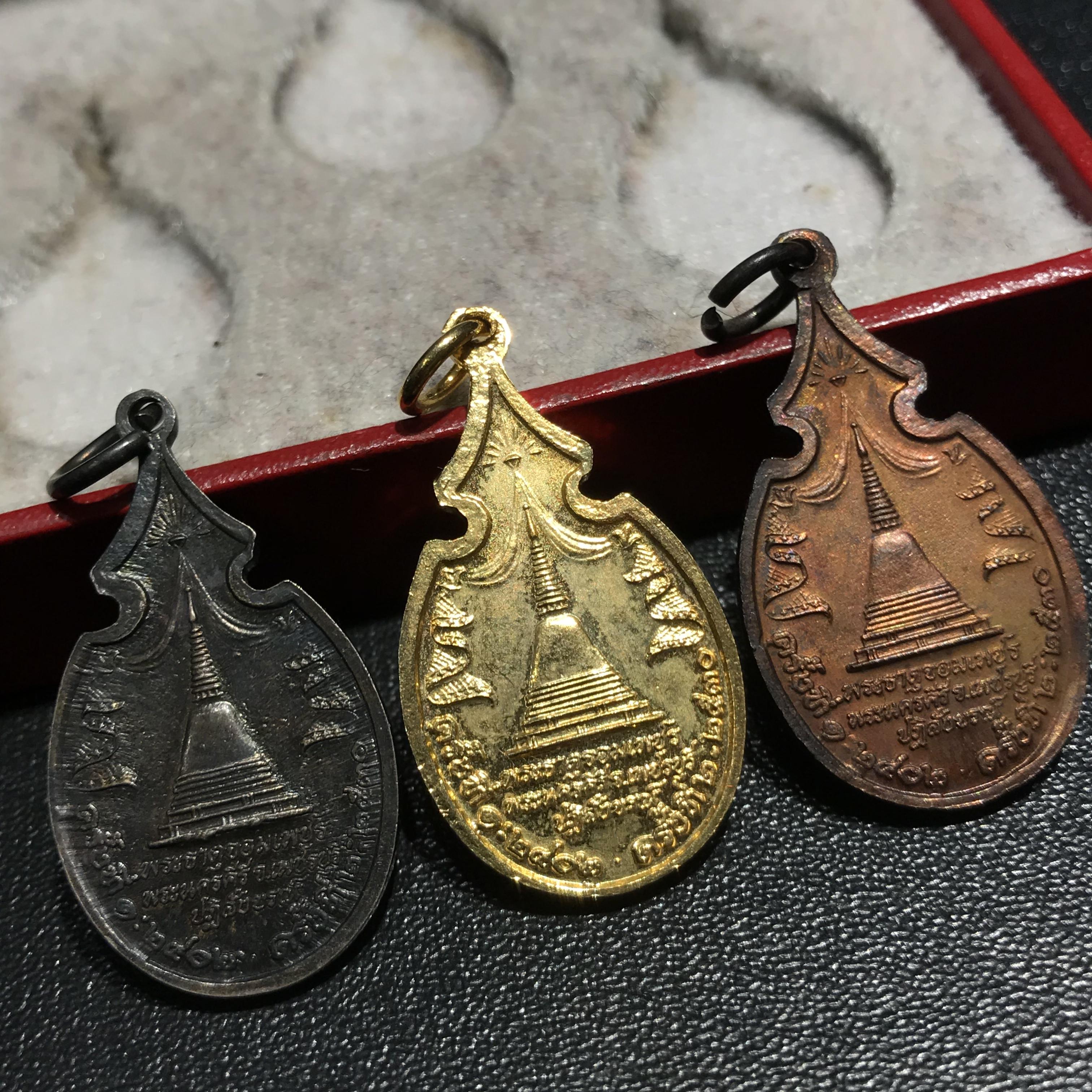 ชุดเหรียญพระจอมเกล้าเจ้าอยู่หัว ในวาระการบูรณะปฏิสังขรณ์องค์เจดีย์ พระธาตุจอมเพชร ครั้งที่2 ปี2530