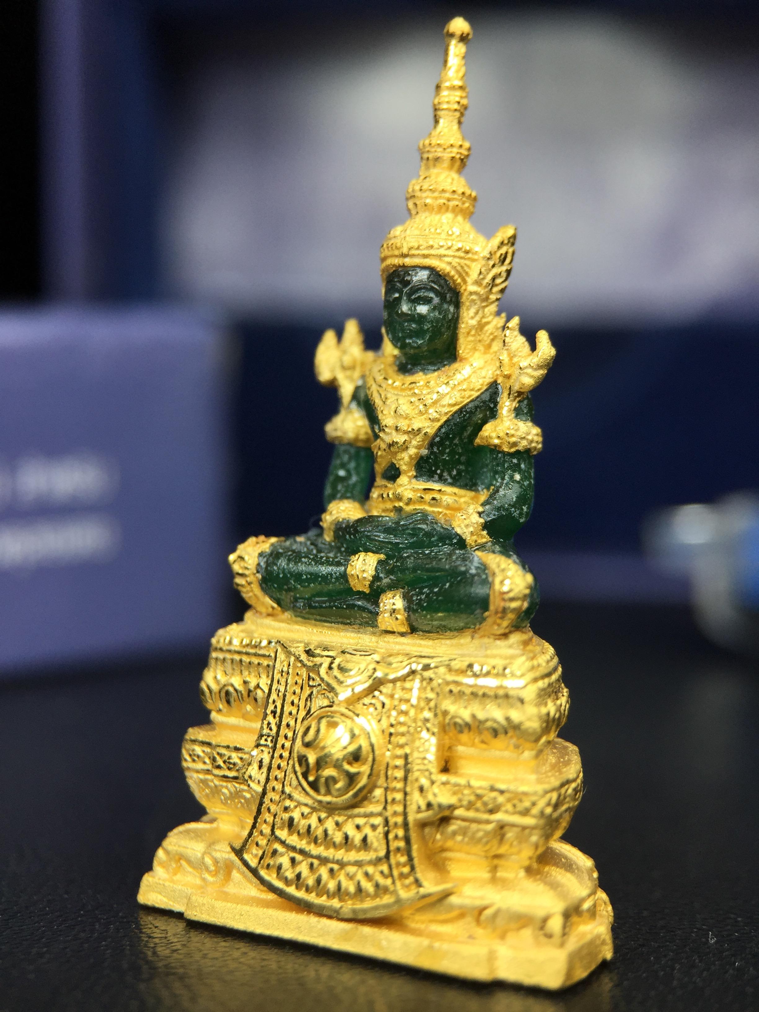 พระแก้วมรกต ภปร. จัดสร้างโดย รพ.ภูมิพลฯ ปี2547 ลอยองค์ขนาดหน้าตัก 1/2 นิ้ว เนื้อเรซิ่นหุ้มทองคำ99.99 งดงามทรงคุณค่าอีกหนึ่งรุ่นยอดนิยม หายาก