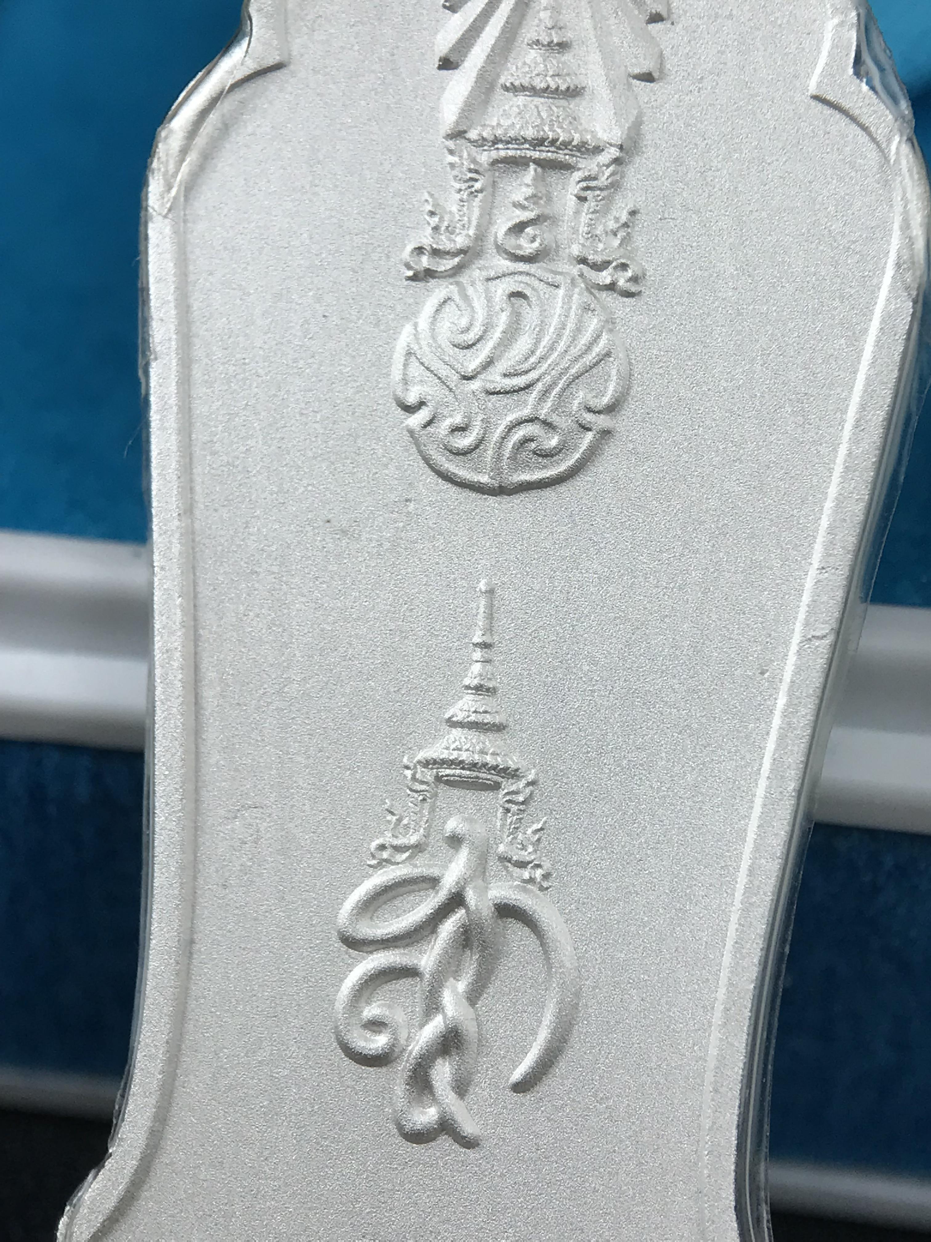 เหรียญที่ระลึกพระพุทธเมตตาประชาไทยไตรโลกนาถคันธารราฐอนุสรณ์ หลัง ภปร. และ สก. วัดทิพย์สุคนธาราม จ.กาญจนบุรี ปี 2558 เนื้อเงิน 99.99% ขนาดสูง 4.6 ซม. ที่ระลึก ร.9 พระชนมพรรษาครบ 7 รอบ และ สมเด็จพระราชินี พระชนมพรรษา 80 พรรษา พิธีใหญ่(หายาก1 ใน 999 เหรียญ)