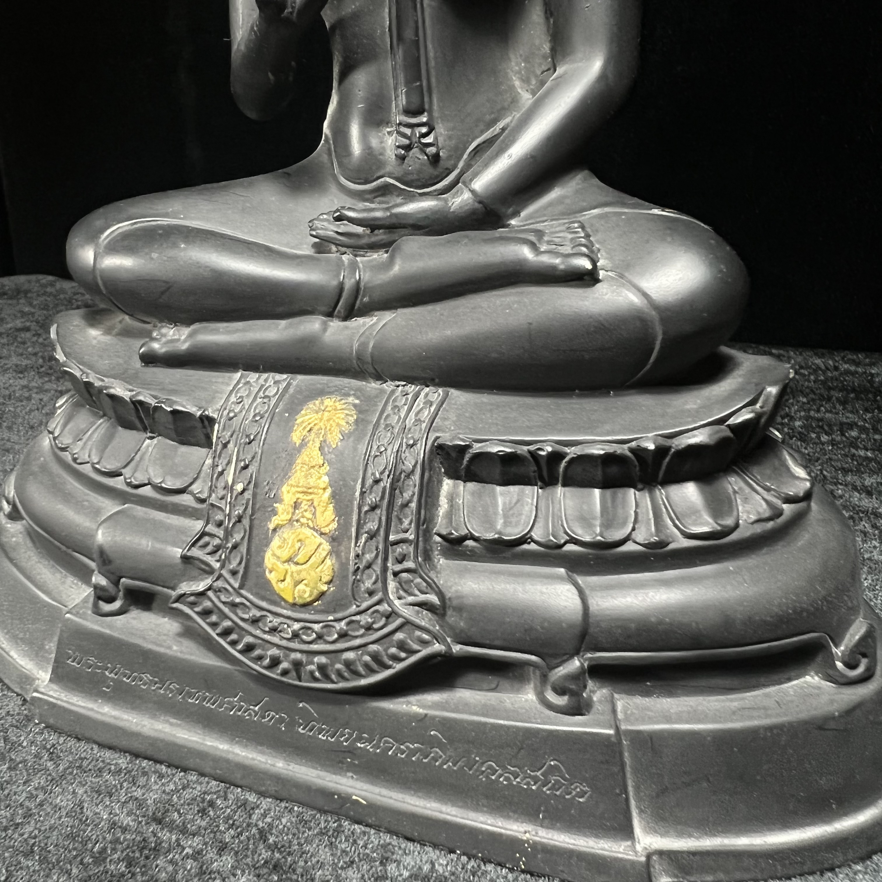 พระพุทธนรเทพศาสดา ทิพยนคราภิมงคลสถิต วัดไทยลอสแองเจลิส สหรัฐอเมริกา ฐาน ภปร. ปี 2522 หน้าตัก 5 นิ้ว เนื้อโลหะรมดำ (อีกหนึ่งพระพุทธ ชุด ภปร.ที่พบเจอและหายาก)ในหลวงรัชกาลที่ 9 เสด็จเททองหมายเลข 225(ผลรวมได้ 9 เลขมหามงคลเจริญก้าวหน้าในทุกด้าน) 1 ใน 2523 องค์