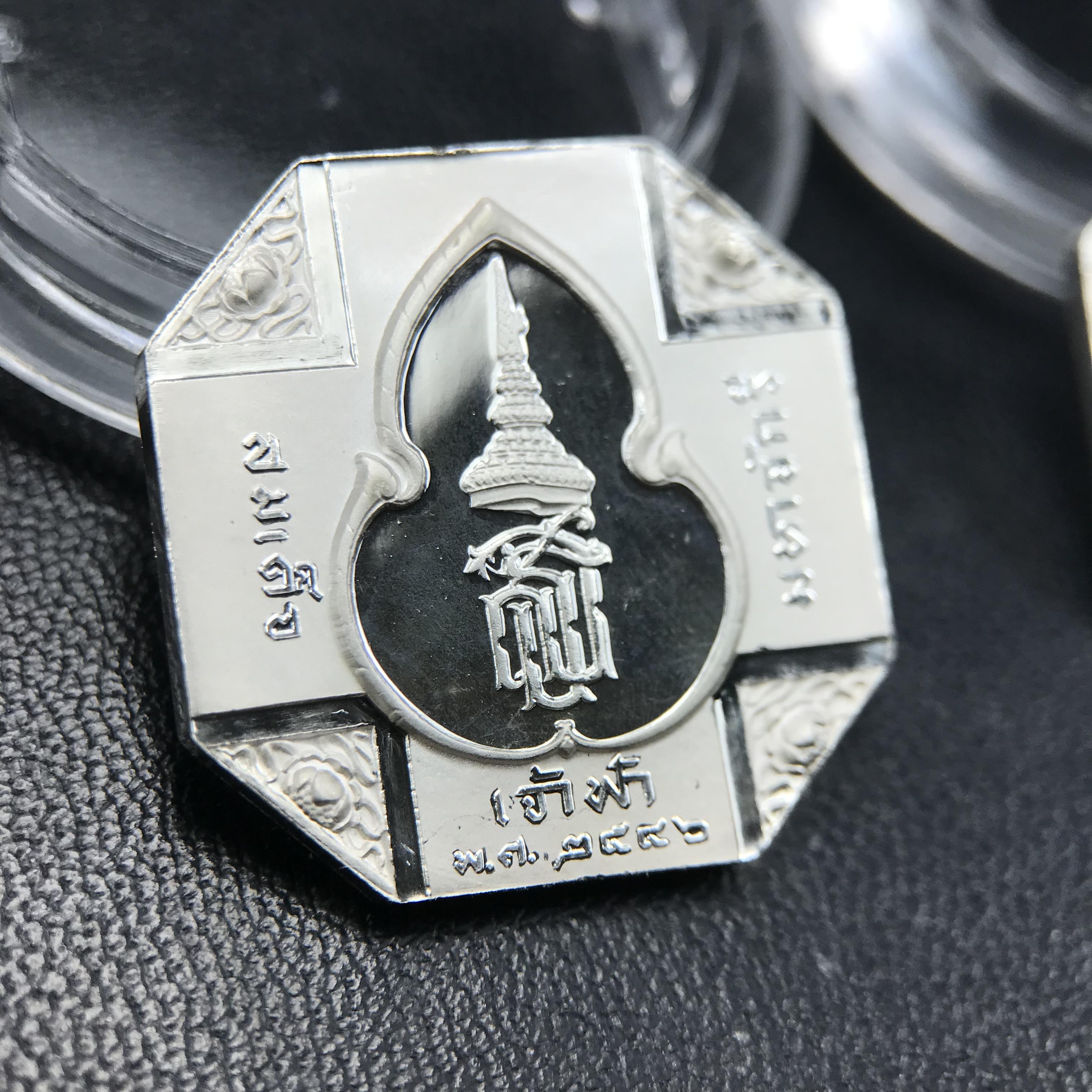 เหรียญหลวงพ่อทวด รุ่นสมเด็จเจ้าฟ้ามหาจักรี 48พรรษา โดยสภากาชาดไทย ปี2546 ชุดเหรียญเนื้อเงิน4ขนาด(ครบชุดพร้อมตลับบรรจุเดิม)พุทธาภิเษก ณ วัดช้างให้ จังหวัดปัตตานี