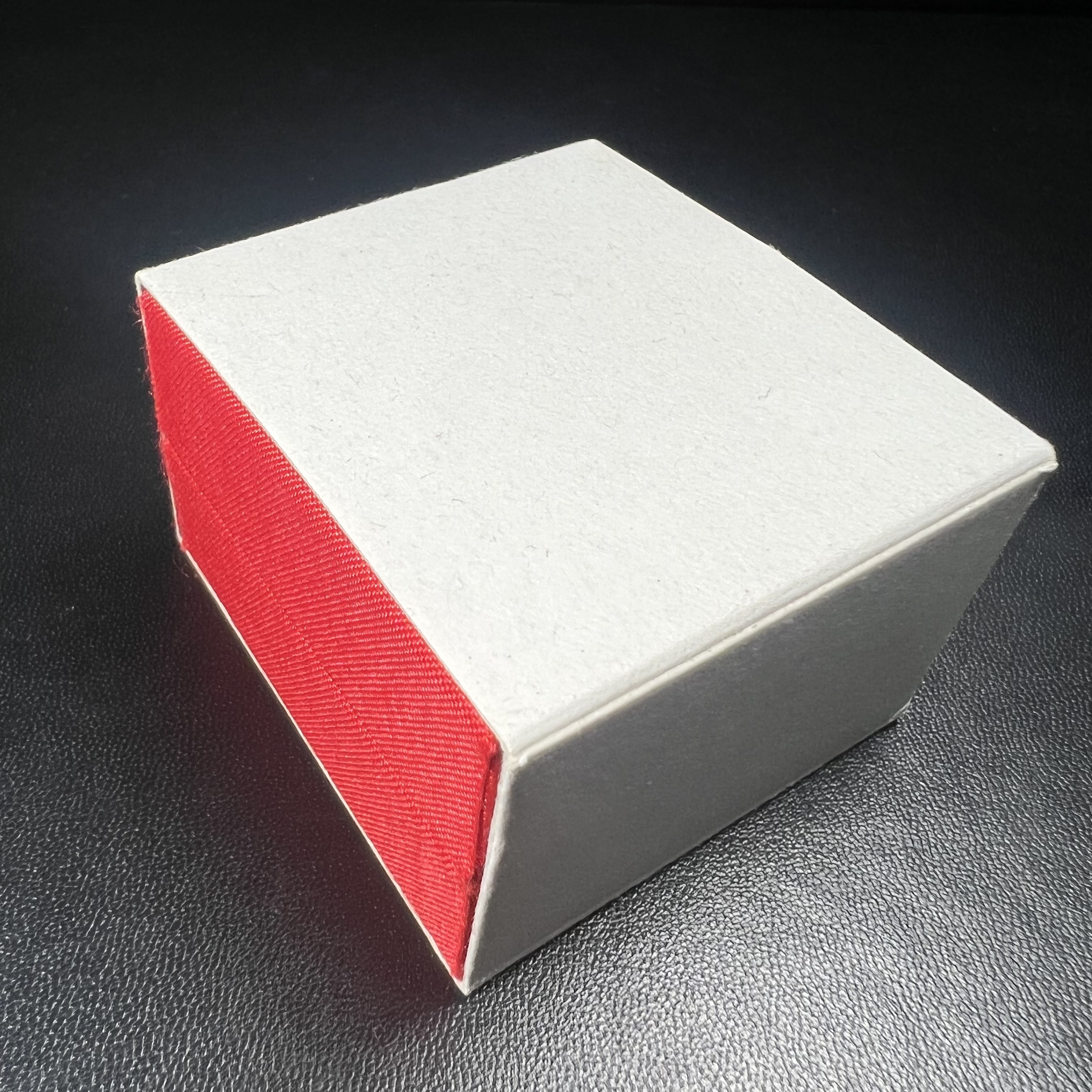 พระพิฆเณศวร วัดบวรนิเวศวิหาร ปี 2542 เนื้อเงินสามกษัตริย์พ่นทรายขัดเงาบางส่วน(ฝังพลอย1เม็ด)(ขนาด 2* 1.4 ซม.) สภาพสวยซีนซองเดิมพร้อมกล่องบรรจุเดิม ตอกโค๊ดหมายเลขกำกับ(ผิวเดิมขึ้นสีรุ้งธรรมชาติ สวย)(คัดสภาพสวยเดิม พิธีใหญ่ พุทธศิลป์งดงาม)