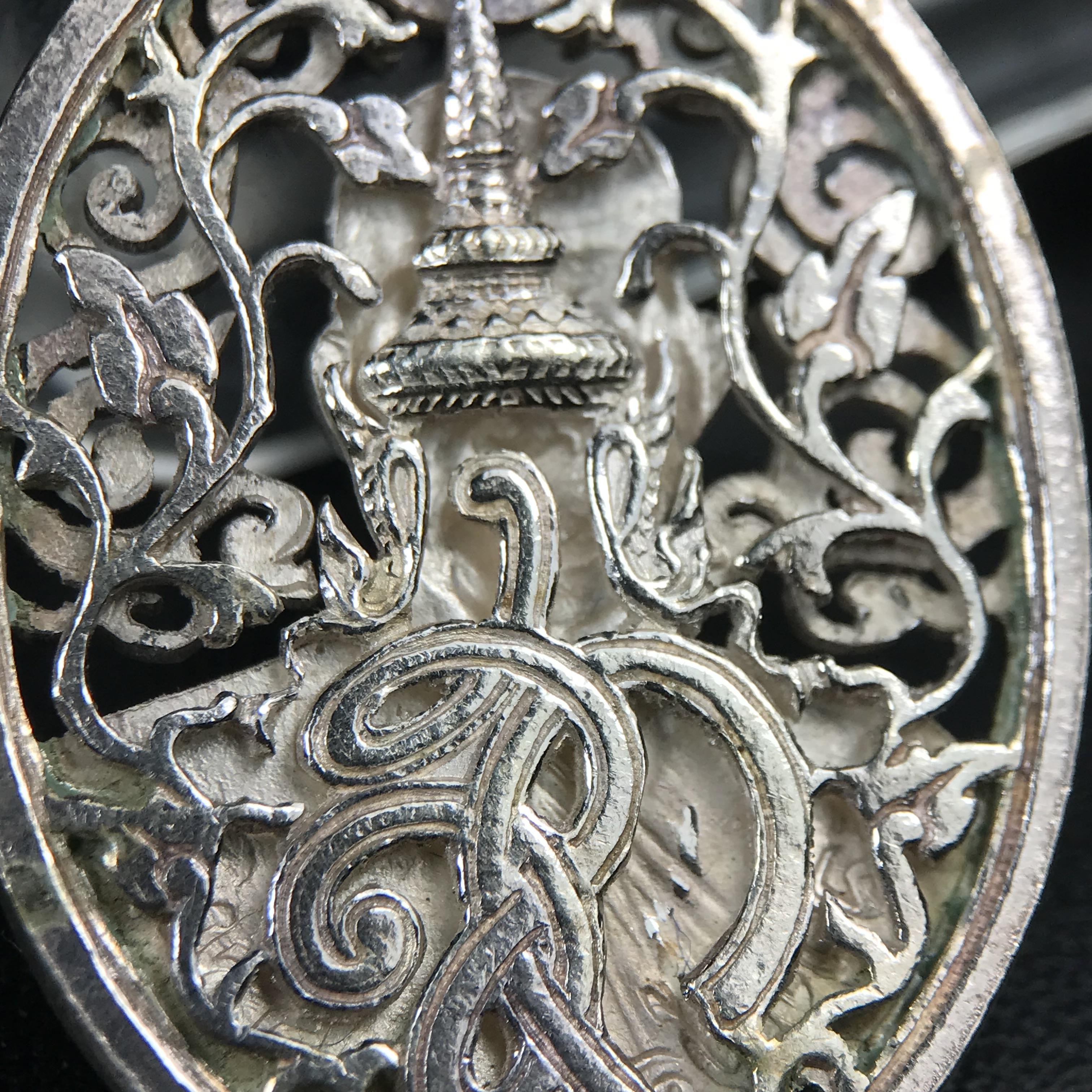 เหรียญหลวงพ่อคูณ ปริสุทโธ วัดบ้านไร่ รุ่น สก. ปี 2536 พิมพ์ลายฉลุ เนื้อเงิน(สวย งดงาม หายาก) งานมหามงคลเฉลิมพระชนมพรรษา 5 รอบ สมเด็จพระบรมราชินีนาถ จัดสร้างโดย กองพลทหารราบที่๒ ทหารเสือราชินี รักษาพระองค์ (พิธีใหญ่ ประวัติชัดเจน อีกหนึ่งรุ่นยอดนิยม)