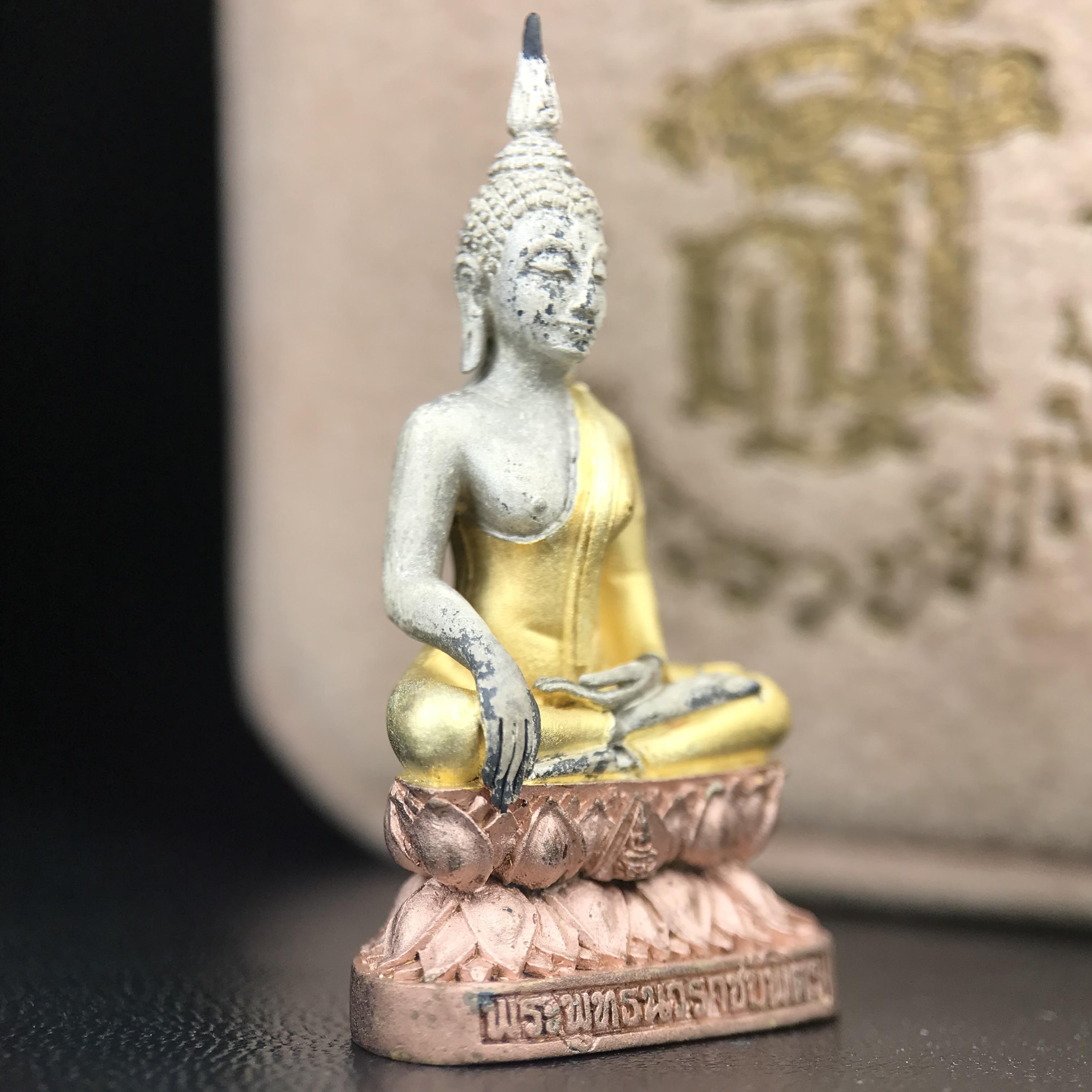 พระกริ่งพระพุทธนวราชบพิตร ตรากาญจนาภิเษกครองสิริราชสมบัติครบ 50 ปี รัชกาลที่9 ปี2540 เนื้อเงินสามกษัตริย์(ผิวเดิมสวย ครบ สมบูรณ์)พร้อมกล่องบรรจุเดิมครบ ชุดพระราชทาน(หายาก)