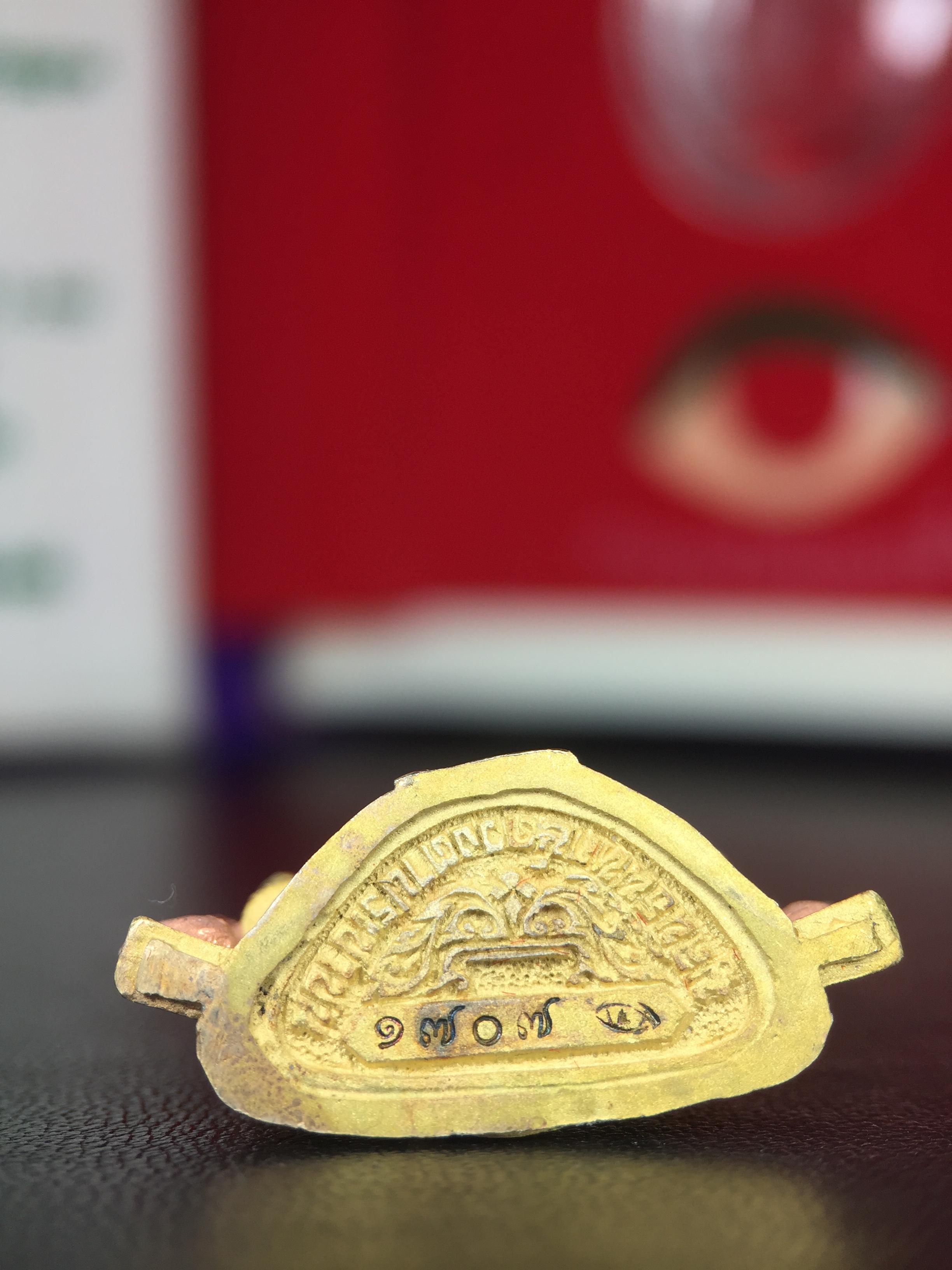 พระพุทธชินราช ภปร. ในวโรกาสพระราชพิธีมหามงคล เฉลิมพระชนมายุ6รอบ 5ธันวาคม2542 มูลนิธิพิทักษ์ดวงตาประชาชน จัดสร้าง เนื้อเงินบริสุทธิ์ 99.9% แบบสามกษัตริย์ขัดเงาบางส่วน พิมพ์ใหญ่ ขนาดสูง 3.4 ซม. พร้อมกล่องบรรจุเดิม