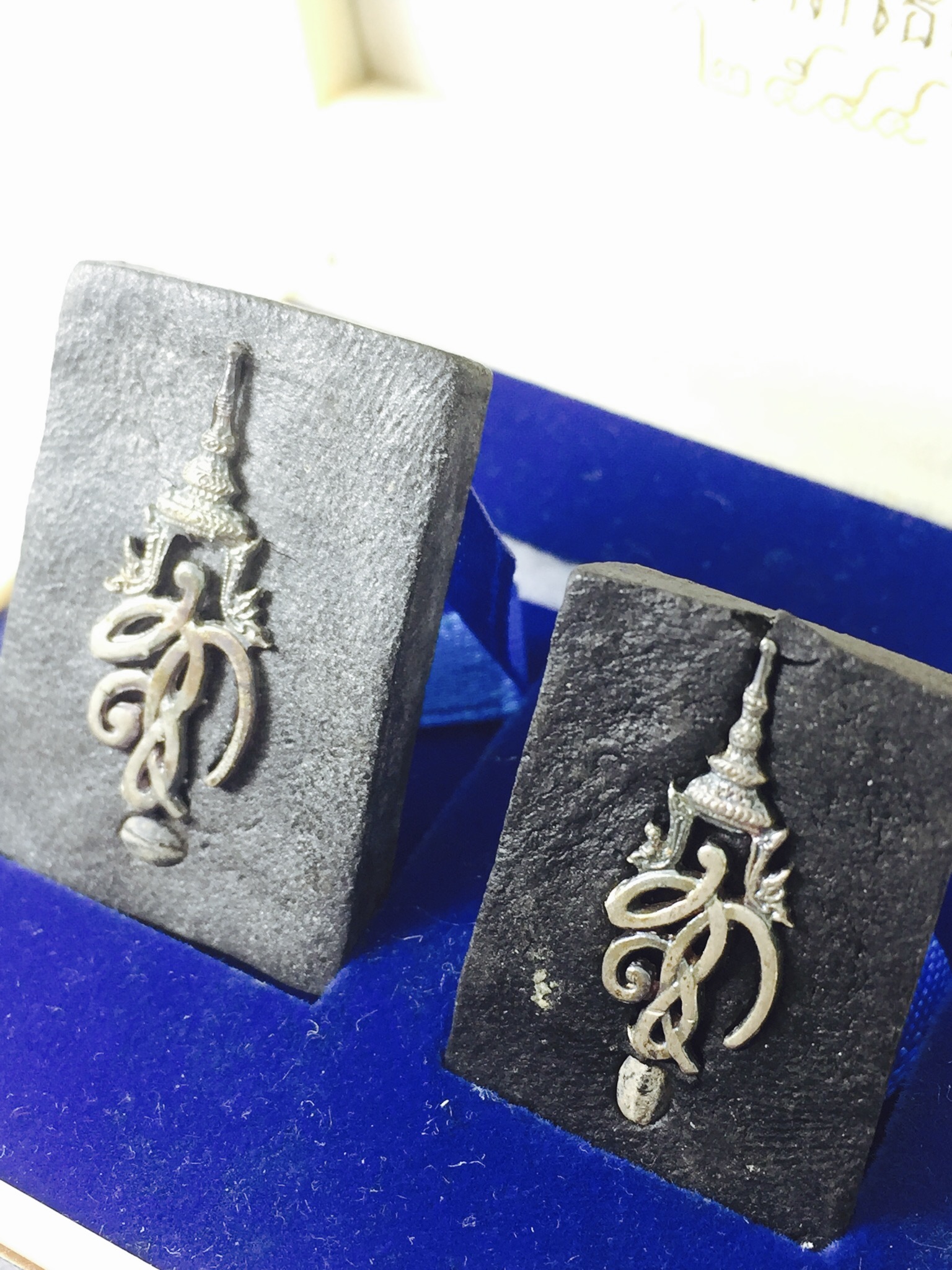 พระหลวงพ่อทวด พระนามาภิไธย สก. ปี2544 เนื้อว่านคลุกรัก พิมพ์พิเศษหลังฝังข้าวสารดำ(1ชุด2องค์)หลังเงิน