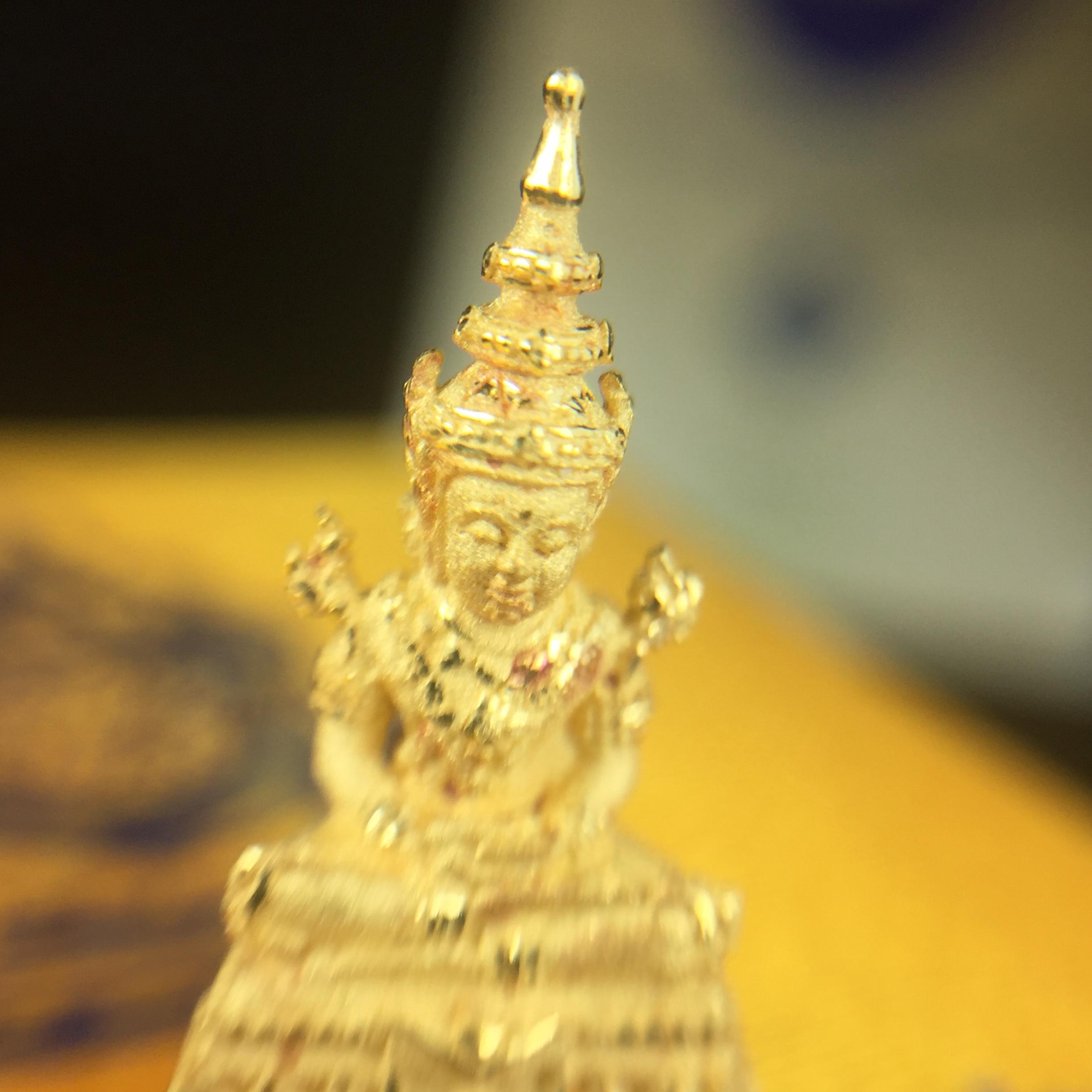 พระแก้วมรกต(จำลอง)ลอยองค์ ขนาดหน้าตัก 1/4 นิ้ว(พิมพ์เล็ก) ทรงเครื่องฤดูร้อน เนื้อทองคำ ตราสัญลักษณ์ฉลองสิริราชสมบัติครบ 60 ปี พ.ศ.2549 (สวย กล่องการ์ดใบรับรอง ครบสมบูรณ์)