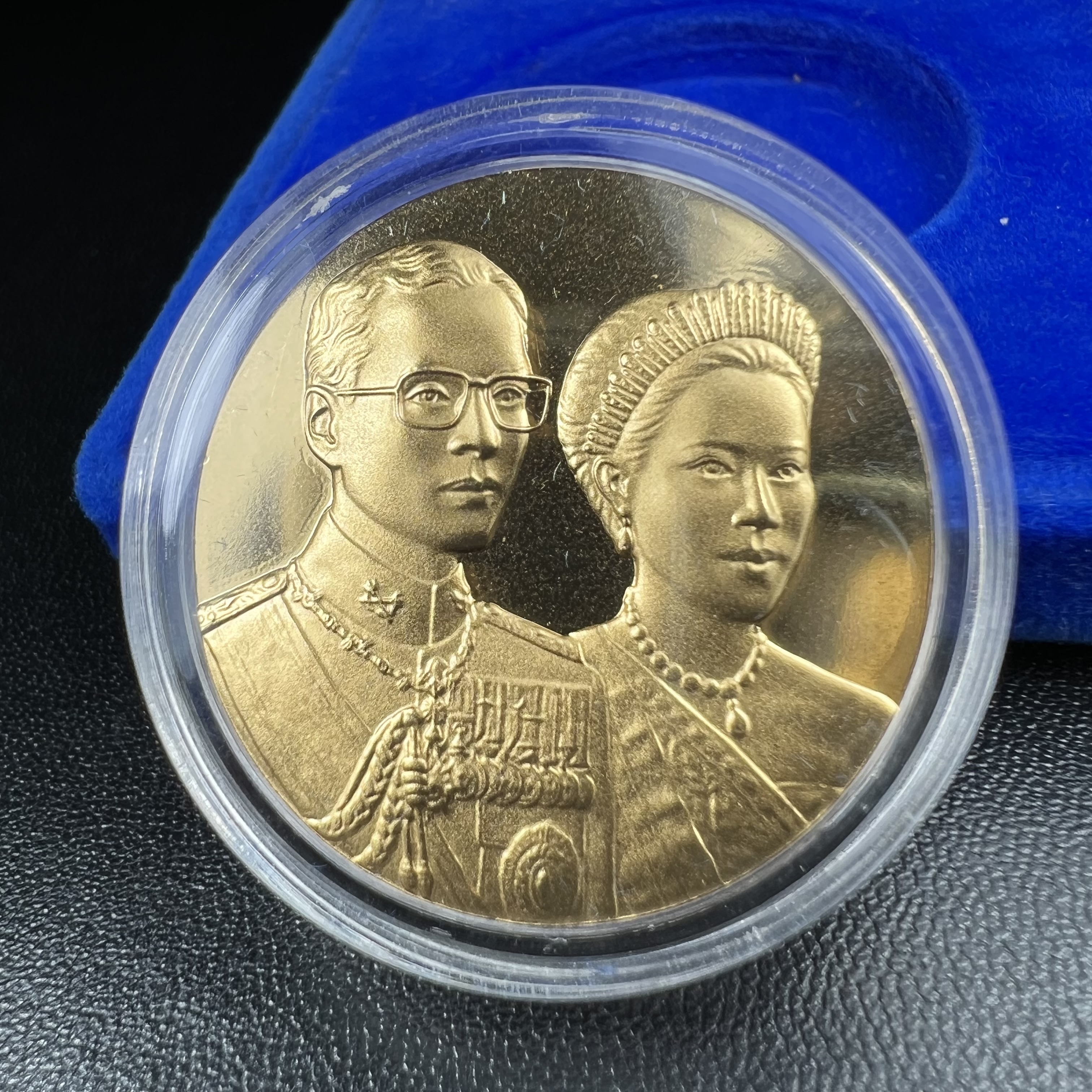 เหรียญสองพระองค์ในหลวง-พระราชินี พระราชทาน สภาพสวยกล่องบรรจุเดิม