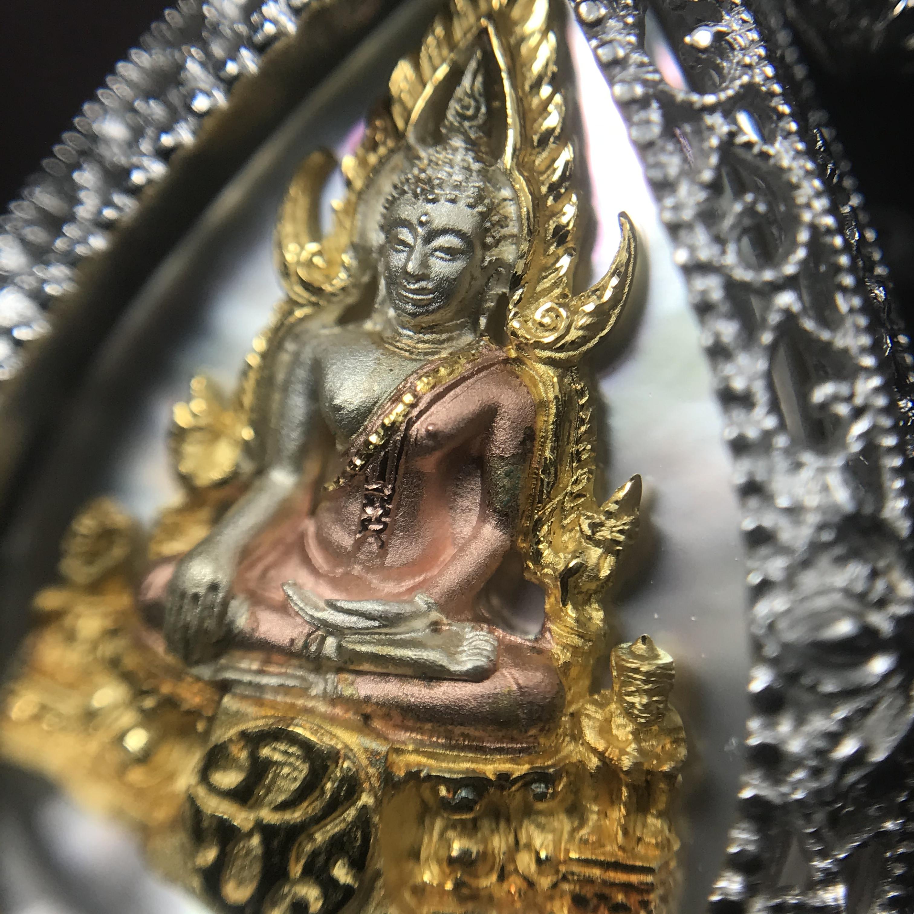 พระพุทธชินราช ภปร. โครงการ "เพราะแผ่นดินนี้ คือ แผ่นดินเกิด" ปี2548(รุ่นแรก) เหรียญทรงใบโพธิ์ ขนาด 21 x 29 มม. เนื้อเงินสามกษัตริย์ องค์พระชุบสามกษัตริย์ ล้อมด้วยกรอบเงินชุบทองคำขาวสลักเสลาเป็นลวดลายละเอียดอ่อน ส่วนพื้นองค์พระเป็นเปลือกหอยมุข