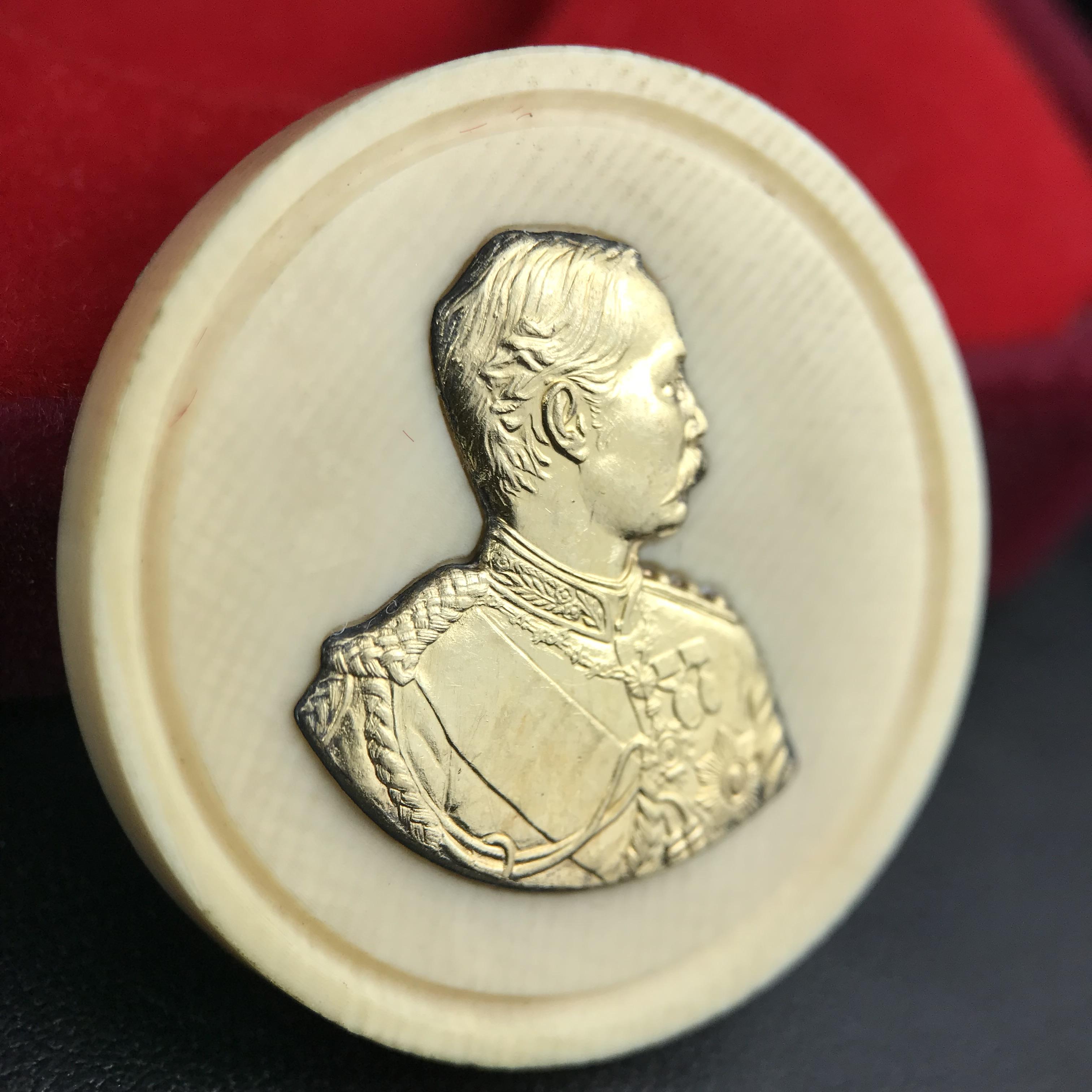 เหรียญรัชกาลที่ 5 คชสารหมื่นปี หลวงพ่ออุตตมะ วัดวังก์วิเวการาม ปี 2540 พิมพ์ใหญ่ขนาด 3.0 ซม. หน้ากากทองคำบริสุทธิ์ 99.99% (ผิวสวยเดิม)พร้อมกล่องบรรจุเดิมครบ(ควรคู่ผู้รู้คุณค่า ด้วยวัตถุมงคล เสริมบุญญาบารมี)