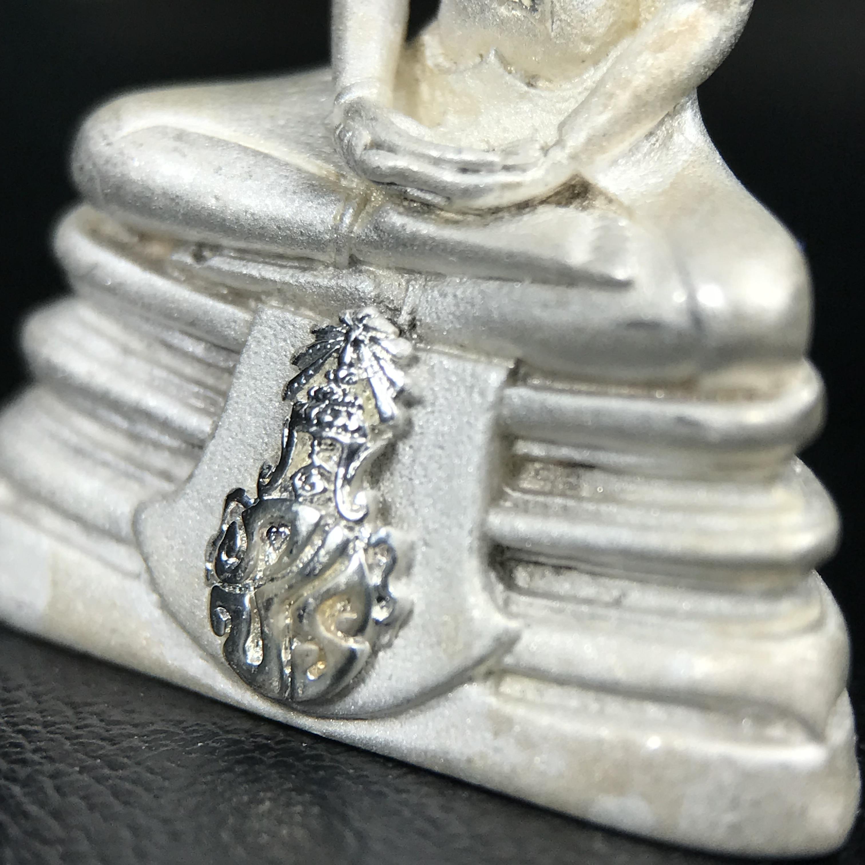 พระพุทธโสธร ภปร. รุ่นย้อนยุค สร้างพระอุโบสถ สมาคมชาวฉะเชิงเทรา จัดสร้าง ปี 2539 วโรกาสครองสิริราชสมบัติครบ 50 ปี เนื้อเงินทรายนวลขัดเงาบางส่วน พร้อมกล่องบรรจุและใบรับรองเดิม