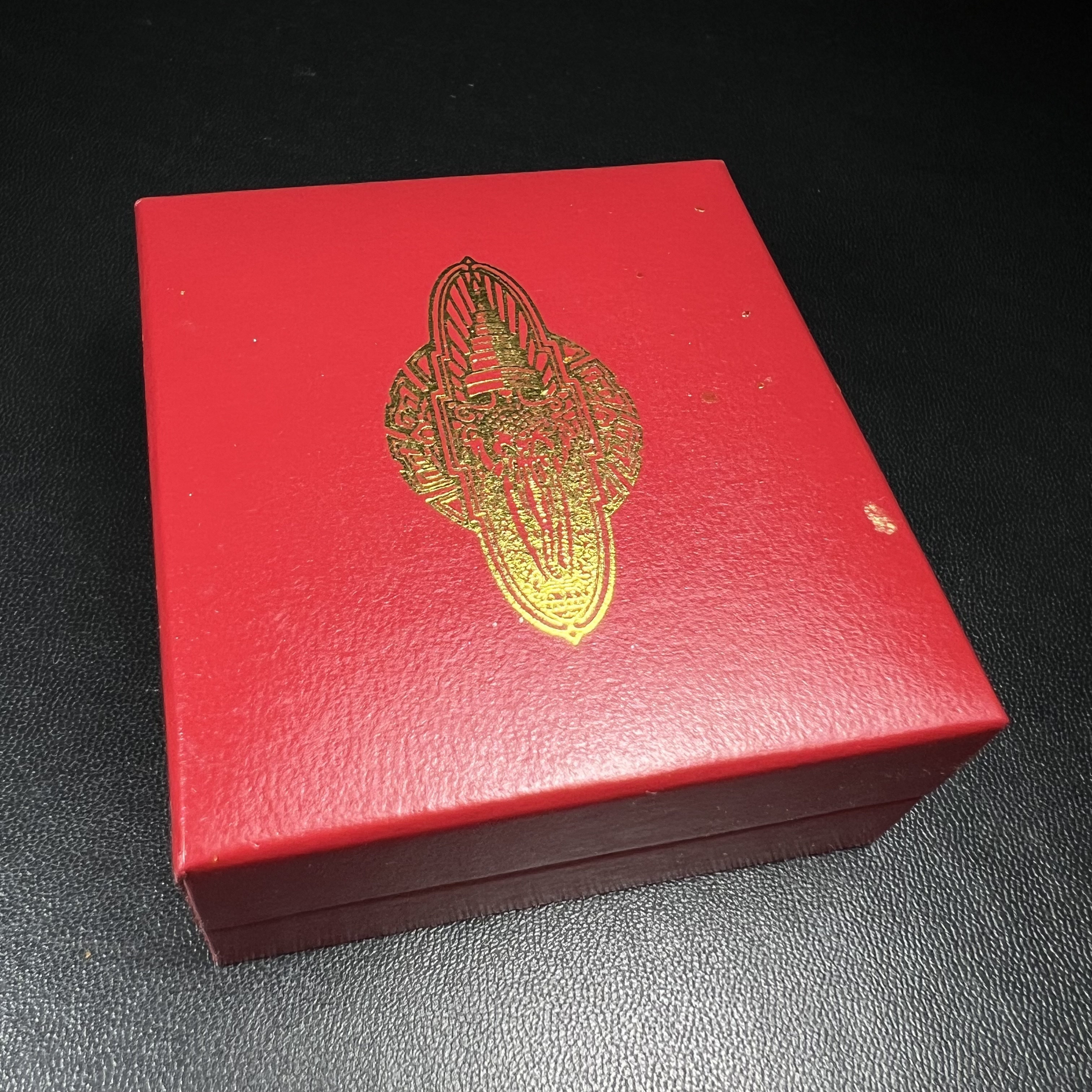 เหรียญรูปเหมือนเจ้าพ่อเสือ (ตั่วเหล่าเอี๊ย)รุ่นสองแผ่นดิน ปี 2542 หลัง ตราสัญลักษณ์ ภปร. 6รอบ 72 พรรษาในหลวงรัชกาลที่9 เสือคาบดาบ เหรียญหล่อ 3 มิติ เนื้อเงินสามกษัตริย์ พิมพ์ใหญ่ ปลุกเสก ณ วัดมังกรกมลาวาส(เล่งเน่ยยี่)สภาพสวยซีนซองเดิมกล่องครบเดิม