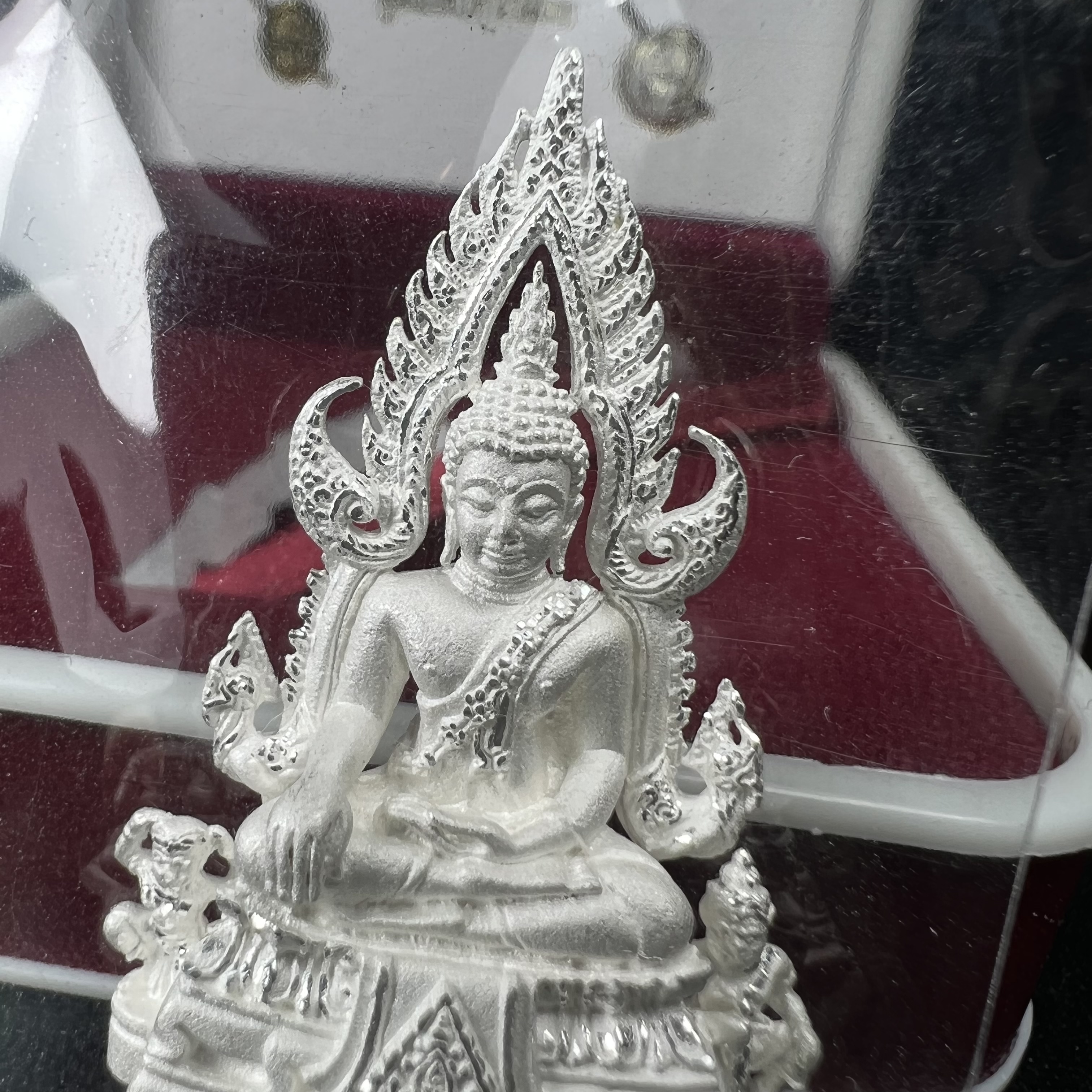 พระพุทธชินราช รุ่น ประวัติศาสตร์ มูลนิธิเพื่อตำรวจไทยจัดสร้าง ปี 2562 เนื้อเงินขัดเงา พิมพ์พระพุทธชินราช ลอยองค์ แบบจิวเวอร์รี่(ขนาดสูง 3.5 ซม.) (สภาพ สวย ซีนซองเดิม กล่องบบรรจุเดิมครบสมบูรณ์)