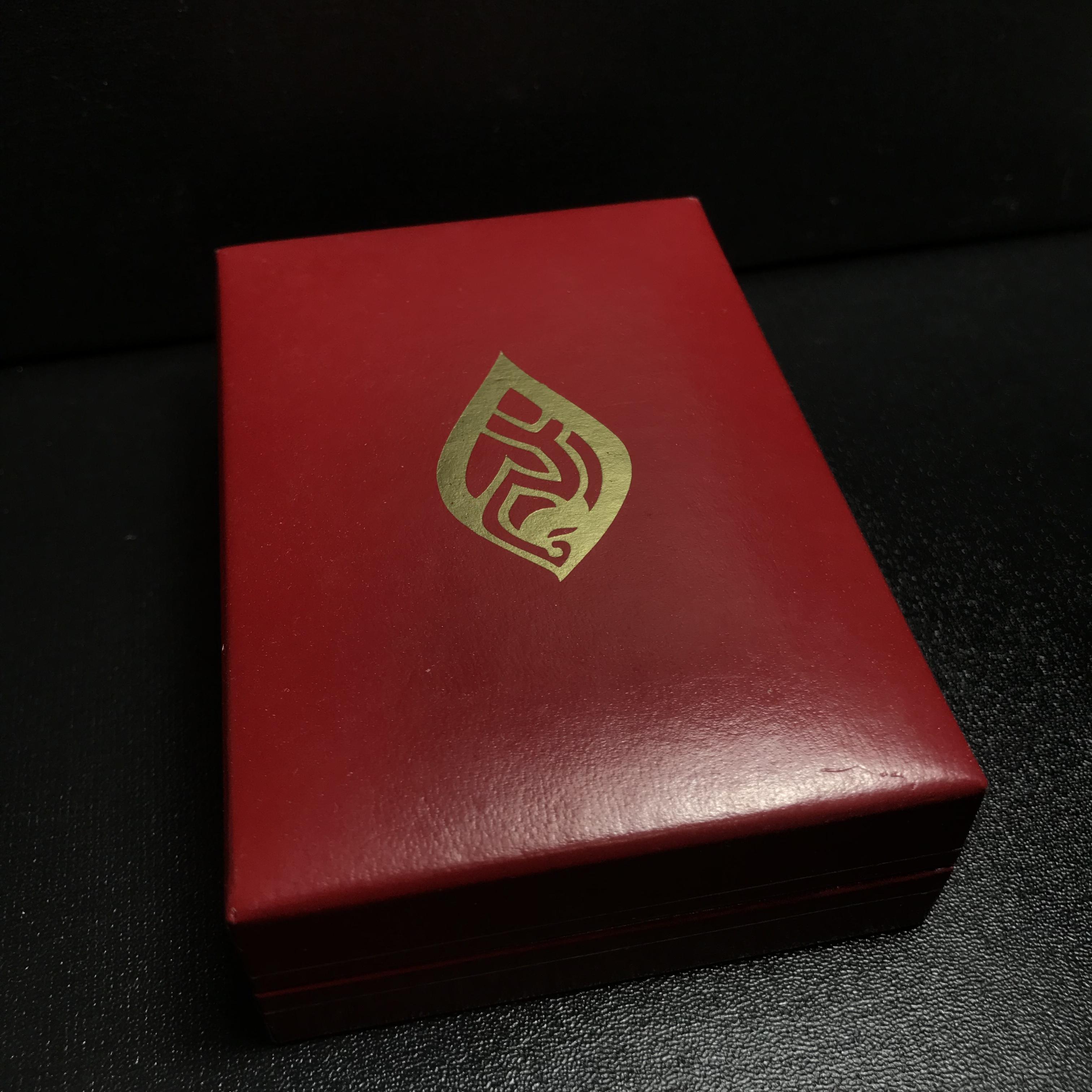 เหรียญพระราชทาน มูลนิธิ พอ.สว. ปี2541 (1ชุด มี 2 เหรียญ สภาพสวยมาก(กล่องเดิม))