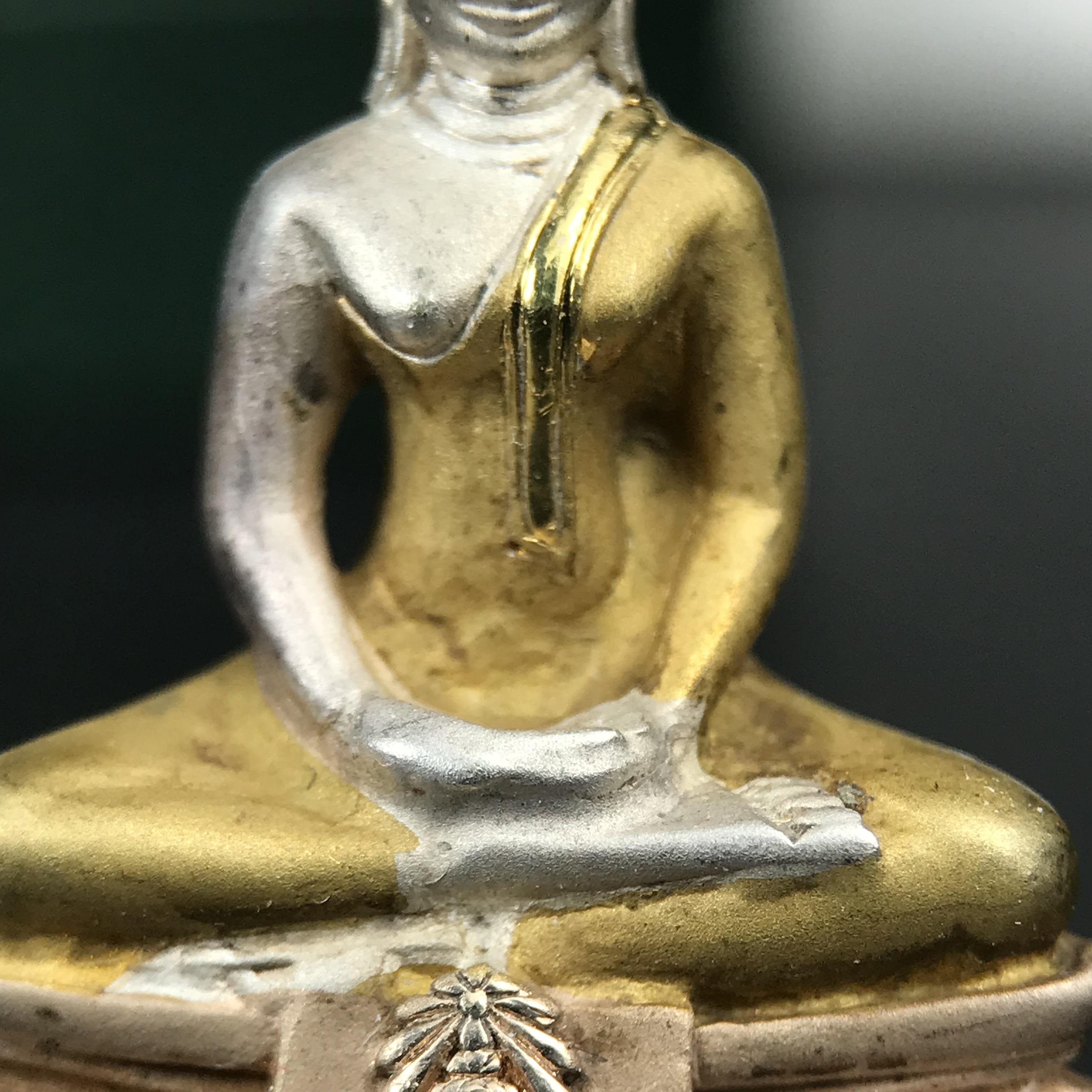 พระพุทธโสธร ภปร. รุ่นย้อนยุค สร้างพระอุโบสถ สมาคมชาวฉะเชิงเทรา จัดสร้าง ปี 2539 วโรกาสครองสิริราชสมบัติครบ 50 ปี เนื้อเงินชุบสามกษัตริย์ทรายนวลขัดเงาบางส่วน(สภาพผิวเดิม เก่าเก็บ) พร้อมกล่องบรรจุและใบรับรองเดิมครบ