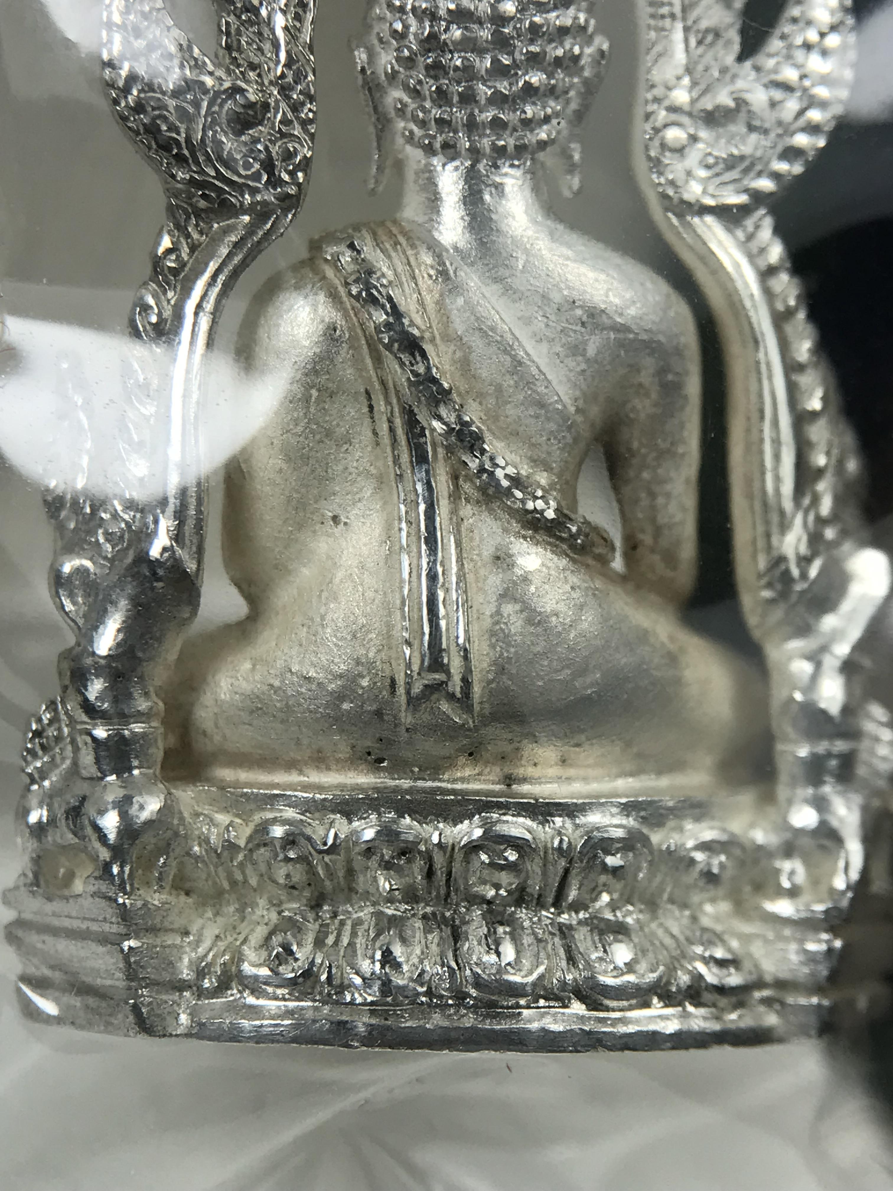 พระพุทธชินราช รุ่นมหาลาภ พิธีพุทธาภิเษกวัดพระศรีรัตนมหาธาตุวรมหาวิหาร จ.พิษณุโลก ปี 2540 เนื้อเงินบริสุทธิ์ 99.9% (นวลเงา)(สภาพผิวเดิมซีนซองเดิม พร้อมกล่องบรรจุเดิมและการ์ดใบรับรองครบสมบูรณ์ (องค์หมายเลข ๑๑๗๓๔)