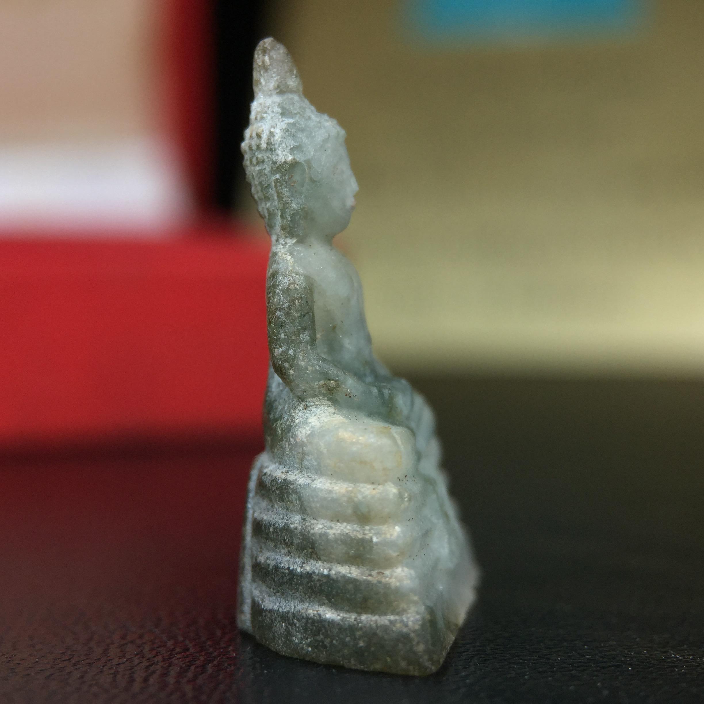 พระพุทธโสธร เนื้อหยก(รุ่นแรก) รุ่นประวัติศาสตร์ พุทธาภิเษก วันที่ 3 กันยายน พ.ศ.2543 ณ พระอุโบสถวัดโสธรวรารามวรวิหาร อ.เมือง จ.ฉะเชิงเทรา พิมพ์ลอยองค์ใต้ฐานมีโค๊ตแผ่นทองคำแท้กำกับทุกองค์พร้อมกล่องบรรจุและบัตรรับรองเดิมครบชุด (1 ใน 3999 องค์)นิยมหายาก