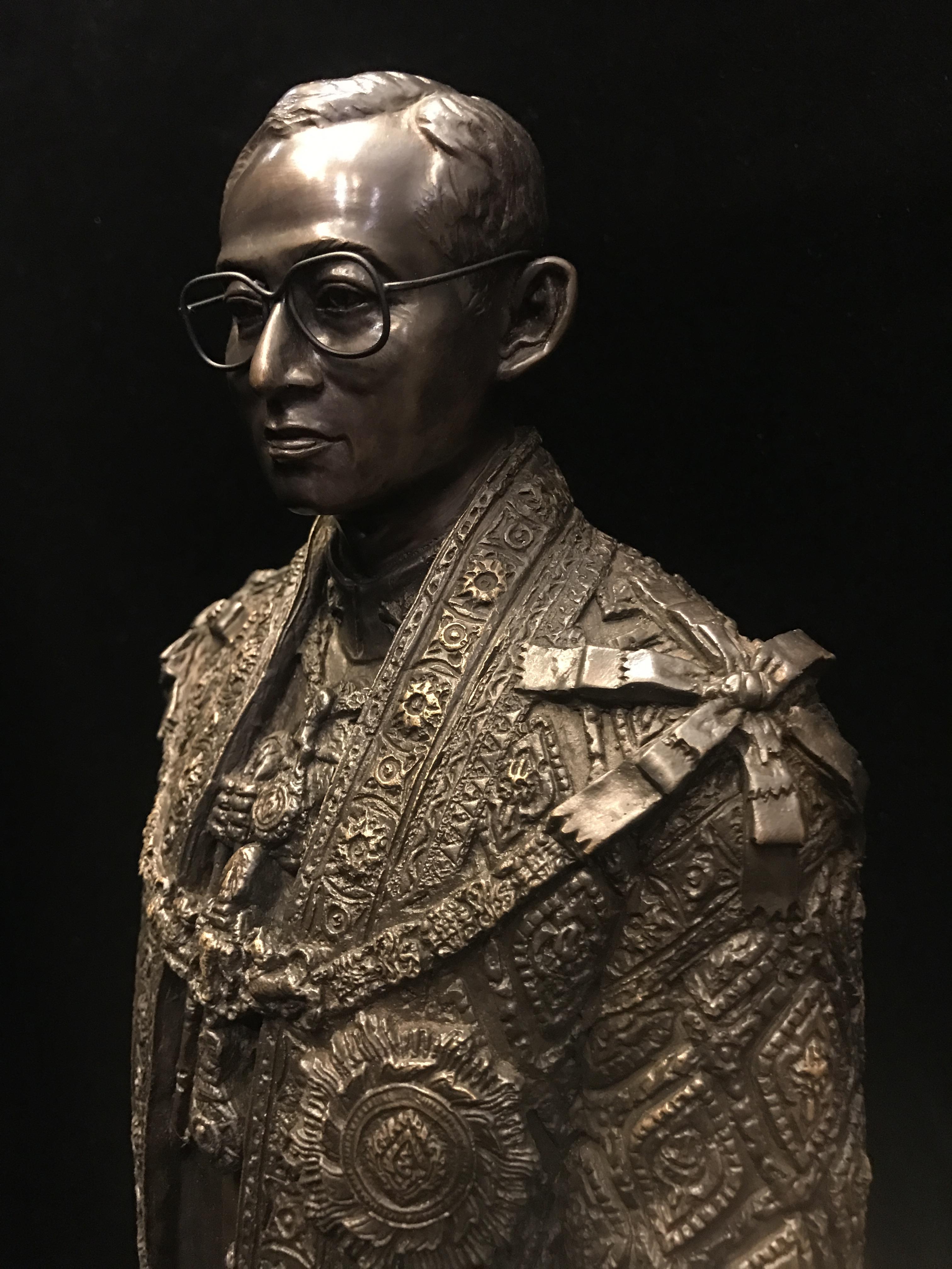 พระบรมรูปจำลองในหลวง รัชกาลที่ ๙ จัดสร้างโดย สมาคมศิษย์เก่าวิทยาศาสตร์ จุฬาลงกรณ์มหาวิทยาลัยและคณะวิทยาศาสตร์ จุฬาลงกรณ์มหาวิทยาลัย ปี2539(พร้อมกล่องบรรจุเดิมและใบรับรองจากผู้จัดสร้าง)