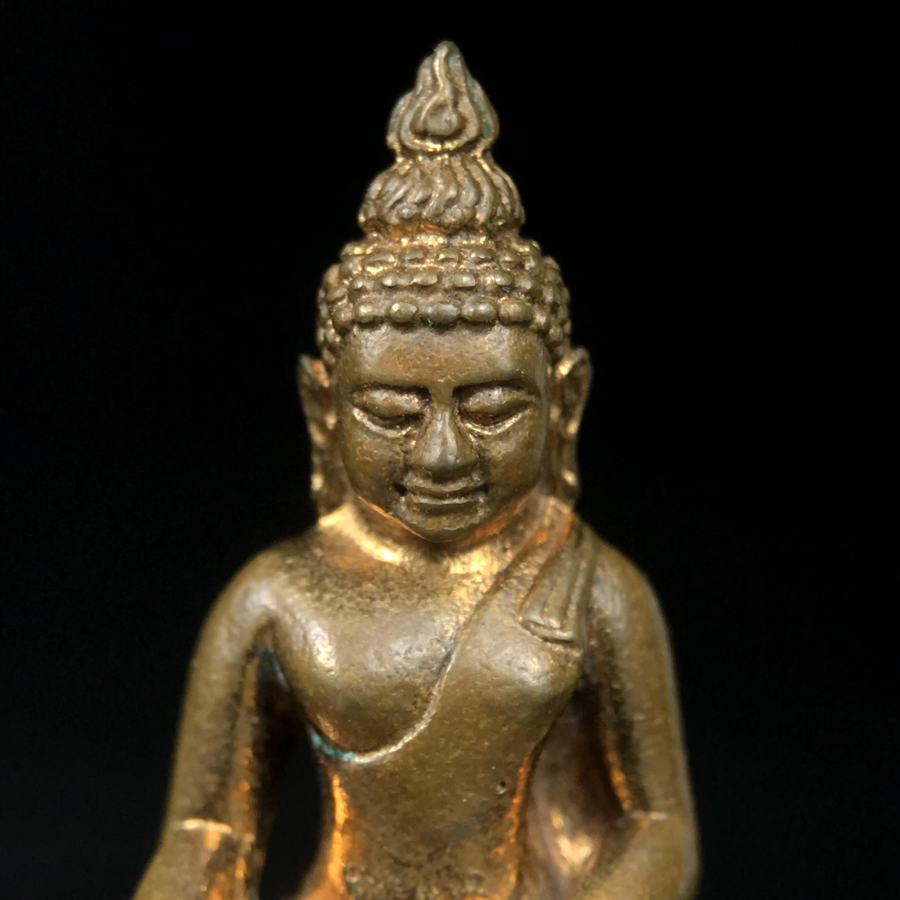 พระกริ่งไพรีพินาศ บรรจุเหล็กไหล ครั้งแรกและครั้งเดียวในประวัติศาสตร์ เฉลิมพระเกียรติ พระบาทสมเด็จพระเจ้าอยู่หัวรัชกาลที่9 พระชนมพรรษา 6 รอบ ปี2542 เนื้อสัมฤทธิ์(บรรจุเหล็กไหล)ดีนอก-ดีใน พิธีใหญ่ มวลสารเด่น (หายาก)