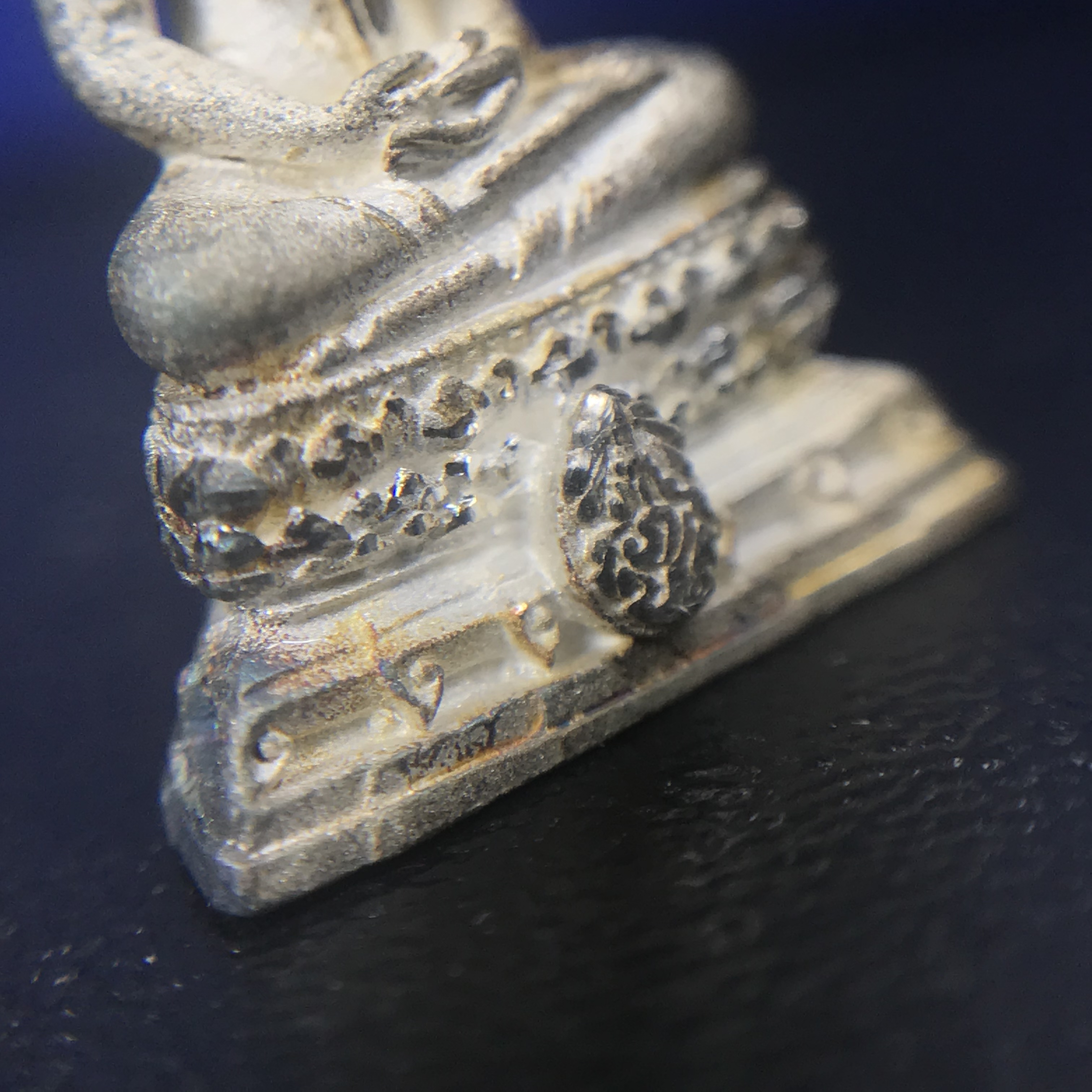 พระชัยวัฒน์พุทธสิหิงค์ ภปร. รุ่นสร้างหอพระธรรมศาสตร์ ปี2542 เนื้อเงิน(ผิวเดิม ขึ้นสีรุ้งธรรมชาติ แบบนิยม) มหาพิธี 3วาระอันยิ่งใหญ่