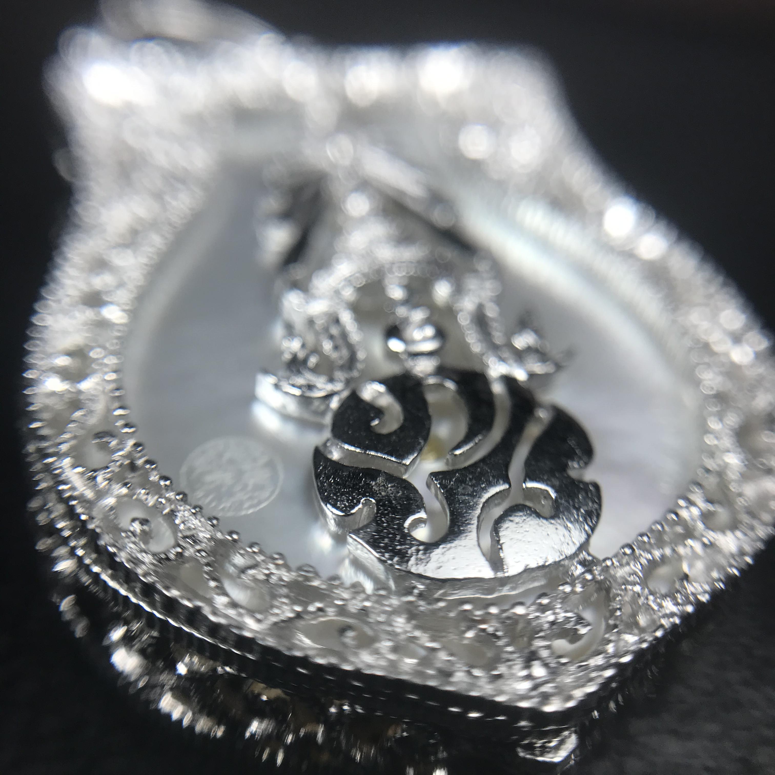 พระพุทธชินราช ภปร. โครงการ "เพราะแผ่นดินนี้ คือ แผ่นดินเกิด" ปี2548(รุ่นแรก) เหรียญทรงเสมา ขนาด 21 x 29 มม.เนื้อเงินสามกษัตริย์ องค์พระชุบสามกษัตริย์ ล้อมด้วยกรอบเงินชุบทองคำขาวสลักเสลาเป็นลวดลายละเอียดอ่อน ส่วนพื้นองค์พระเป็นเปลือกหอยมุขงดงาม