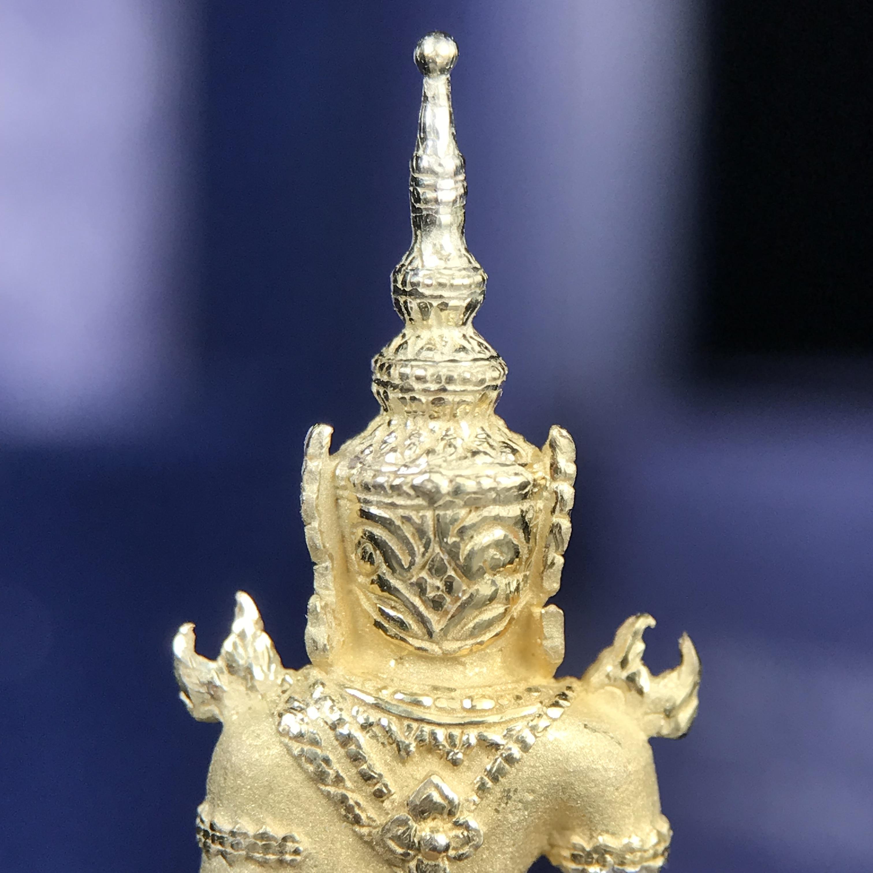 พระแก้วมรกต ภปร. ปี 2547 จัดสร้างโดยโรงพยาบาลภูมิพลอดุลยเดช เนื้อเงิน(3 กษัตริย์) ลอยองค์ หน้าตัก 1/2 นิ้ว สูง 3.7 ซม.พิธีมหามังคาภิเษก ณ พระอุโบสถวัดพระศรีรัตนศาสดาราม(วัดพระแก้ว) งดงามทรงคุณค่าอีกหนึ่งรุ่นยอดนิยม หายาก(องค์หมายเลข ๒๑๓๐)
