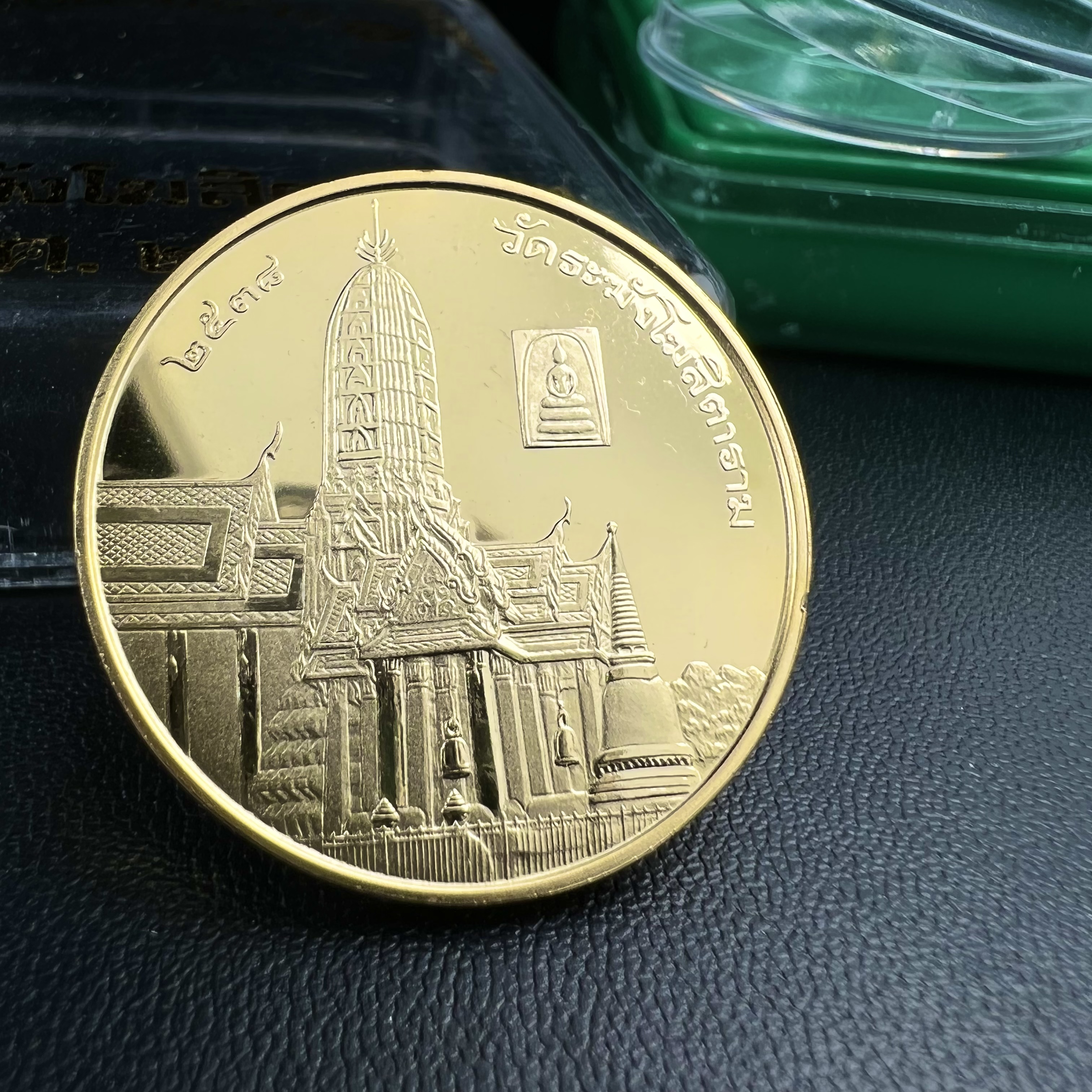 เหรียญเสด็จพ่อ ร.5 พระปิยมหาราช รุ่นบูรณะโบสถ์ พิธีมหาพุทธาภิเษก ณ พระวิหารวัดระฆังโฆสิตาราม ปี2538 เนื้อทองแดงบริสุทธิ์ชุบทองไมครอนขัดเงาสามมิติ ขนาด 3 ซม.(พิมพ์ใหญ่)ผลิตโดยโรงกษาปณ์ ประเทศ ฮังการี ( HUNGARIAN MINT)สภาพสวยดุจทองคำ ผิวกระจก บล็อกนอกสวยงาม