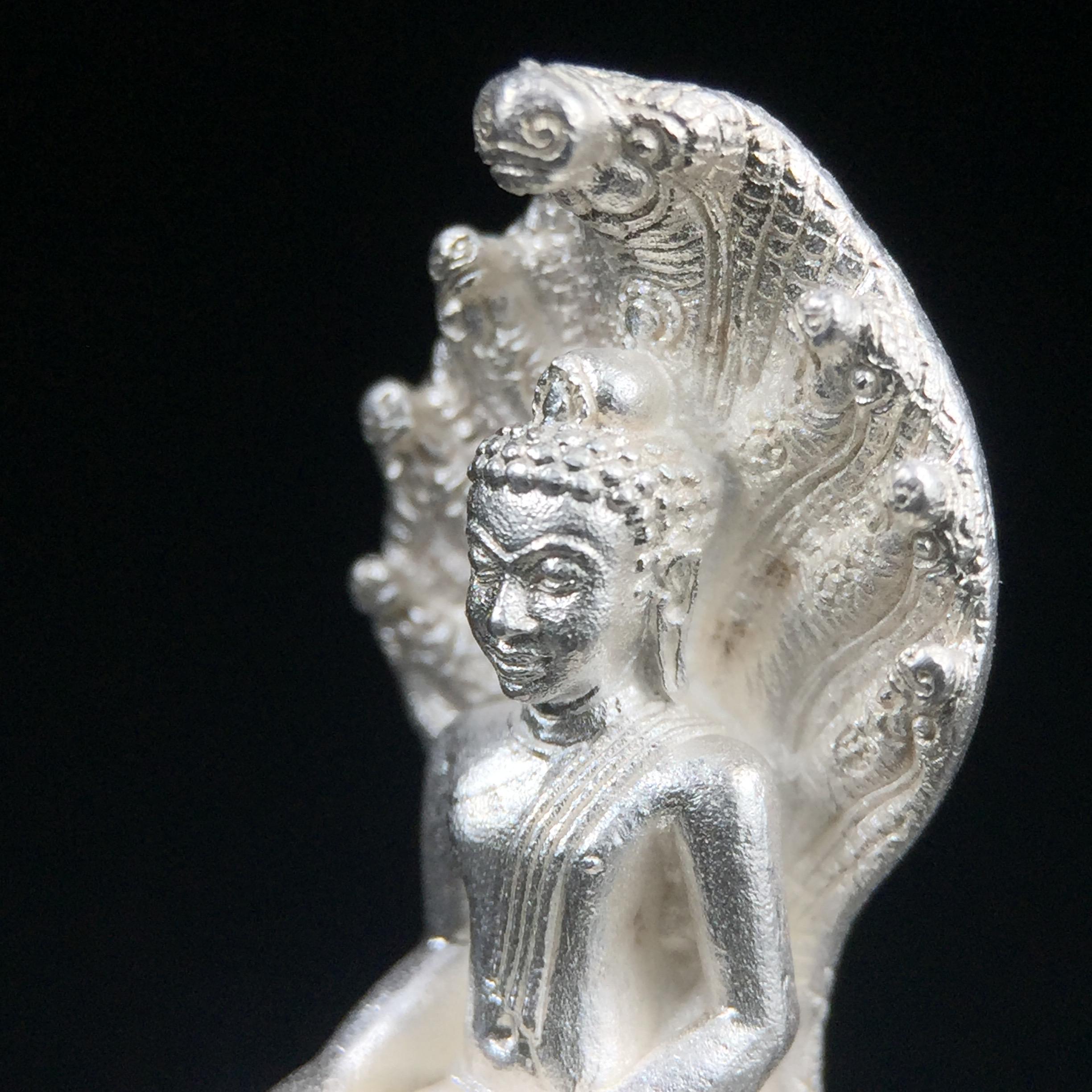 พระพุทธรูปนาคปรกปางมารวิชัย สธ. เนื่องวโรกาสสมเด็จพระเทพรัตนราชสุดาฯ ทรงเจริญพระชนมายุครบ 3 รอบ ปี2534 พิธีพุทธาภิเษก ณ วัดบวรนิเวศวิหาร โดยมีสมเด็จพระญาณสังวร สมเด็จพระสังฆราชเป็นองค์ประธาน(พิธีใหญ่ มวลสารดี พุทธศิลป์งดงาม)พระกริ่งเนื้อเงินพบเจอน้อยหายาก