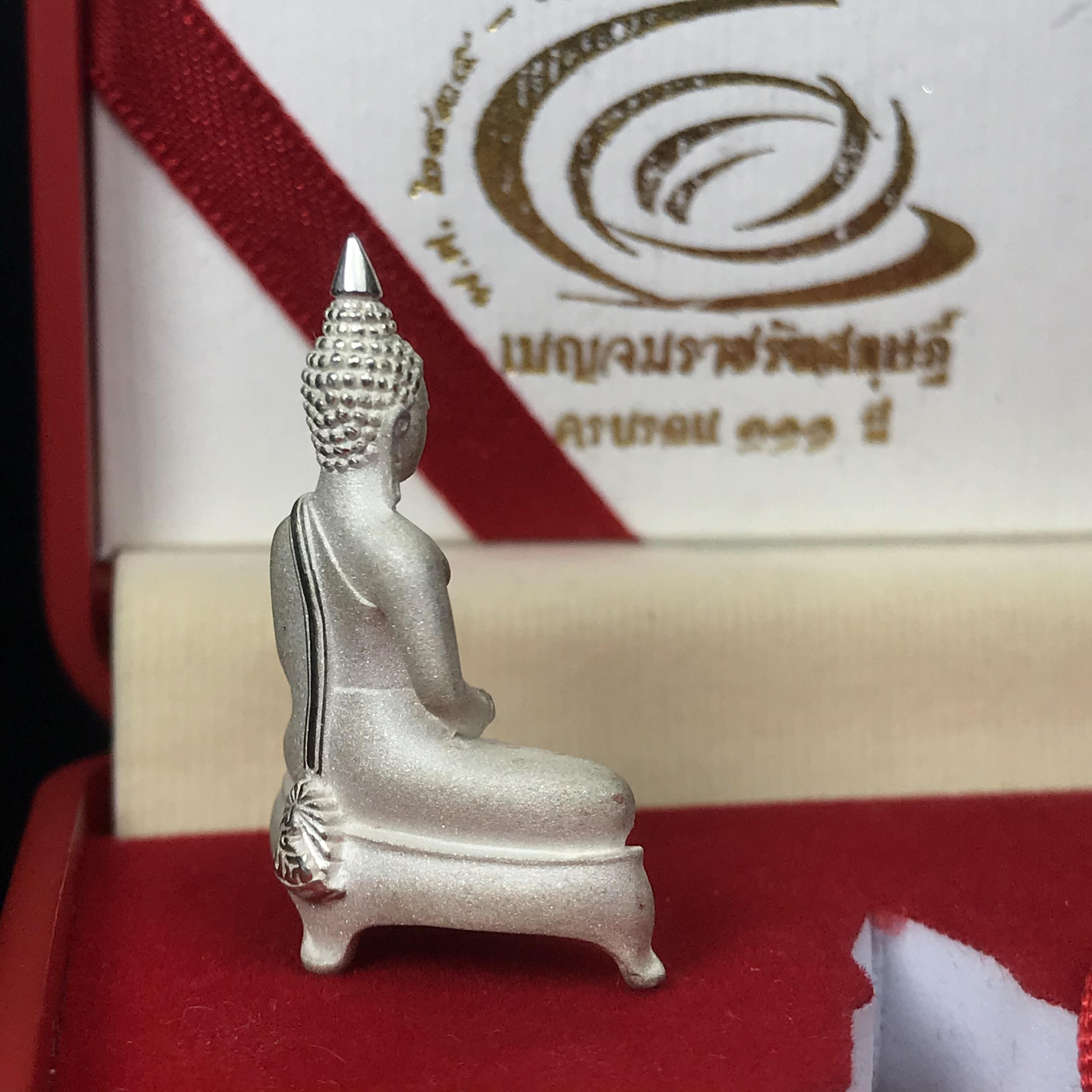 พระยอดธง หลวงพ่อโสธร รุ่น 111 ปี โรงเรียนเบญจมราชรังสฤษฏิ์ เนื้อเงิน ปี 2546 (1 ใน 3000 องค์)