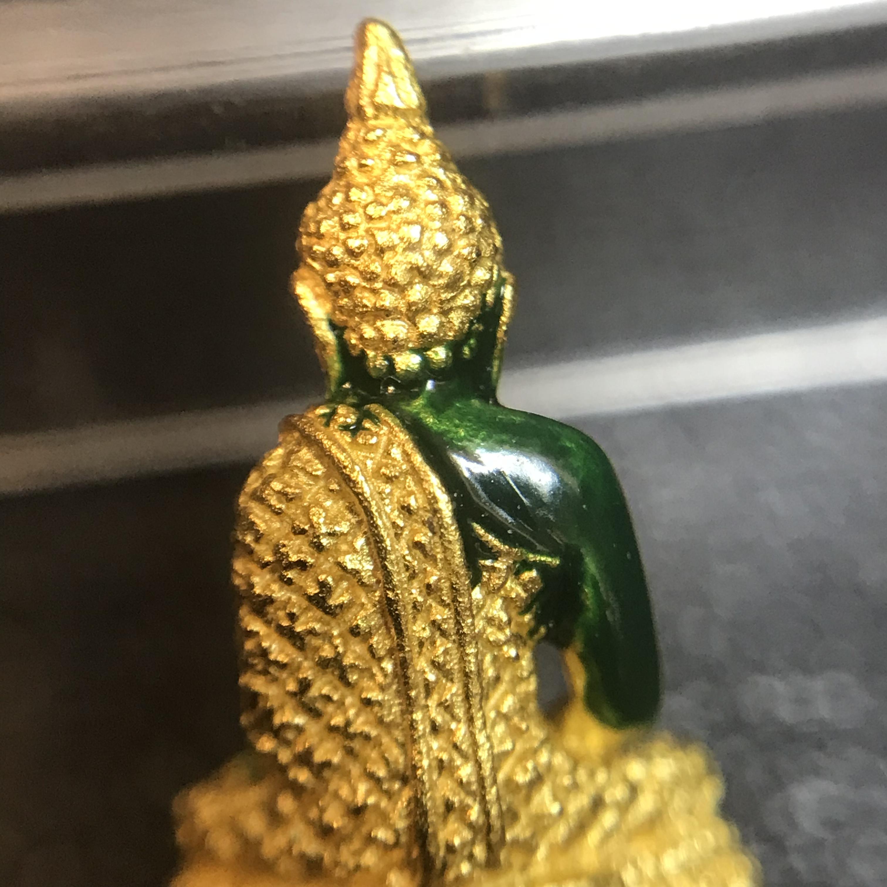 พระพุทธมหามณีรัตนปฏิมากร(พระแก้วมรกต) วัดพระศรีรัตนศาสดาราม สำนักพระราชวัง จัดสร้าง พิมพ์ฤดูฝน(บรรจุมวลสารใต้ฐาน)