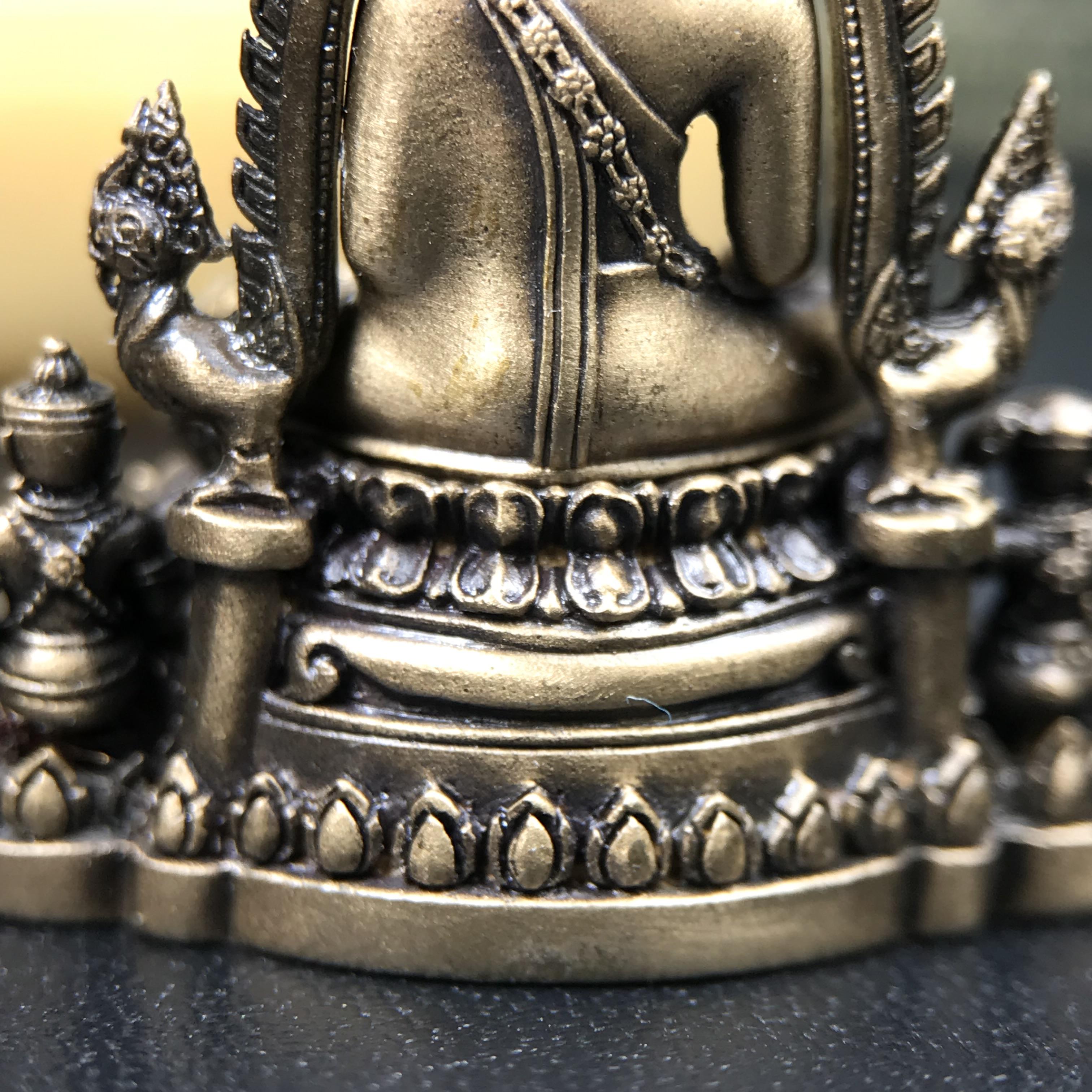 พระพุทธชินราช ภปร. 84 พรรษา ปี 2554 เนื้อบรอนซ์รมดำซาติน พิมพ์กลางขนาดหน้าตัก 1/2 นิ้ว(พระราชทานมวลสาร จิตรลดาและเส้นพระเจ้า(เส้นผม)รัชกาลที่9)พุทธศิลป์ทรงคุณค่าอีกหนึ่งรุ่นยอดนิยม(หมายเลข ๒๓๓๔))