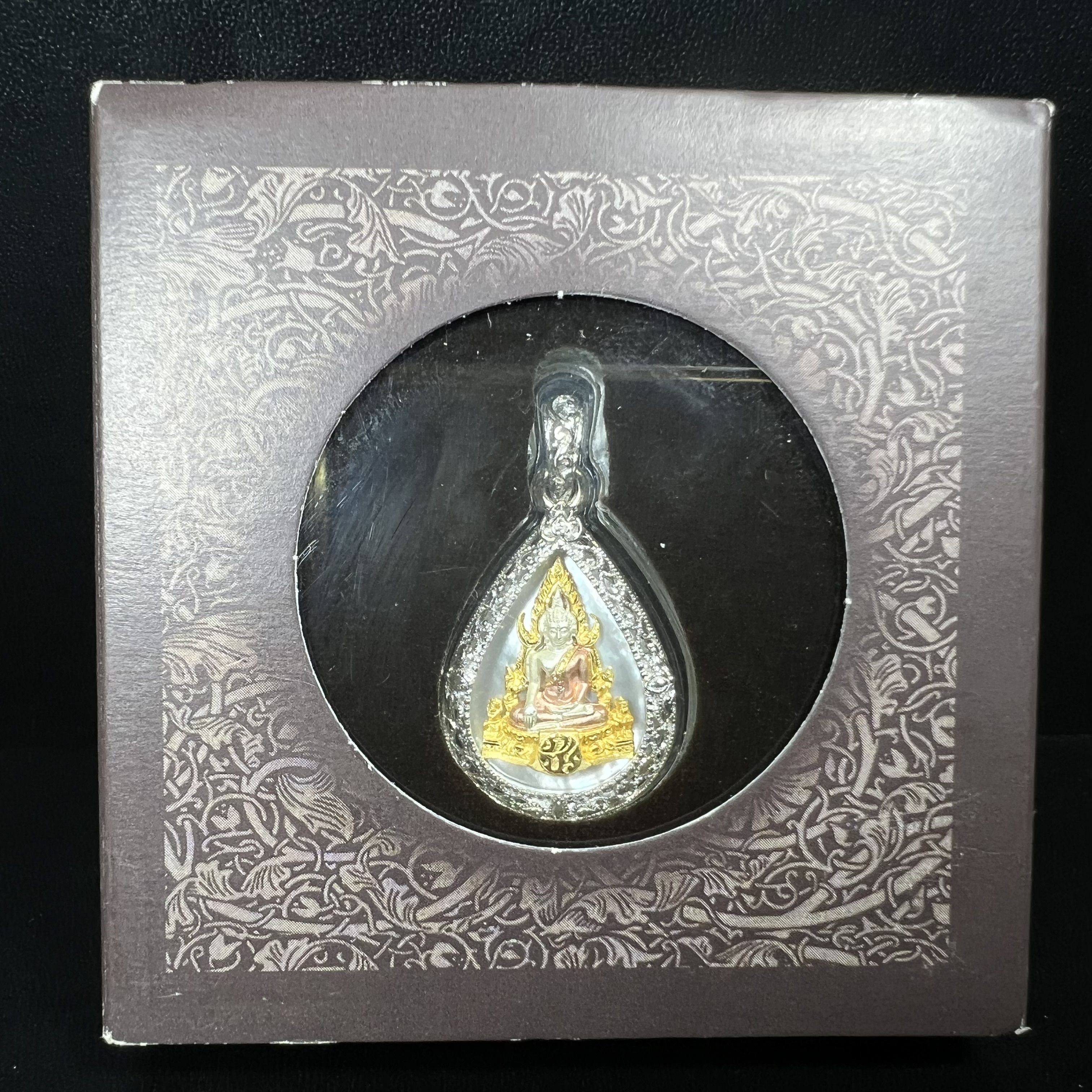 พระพุทธชินราช ภปร. โครงการ "เพราะแผ่นดินนี้ คือ แผ่นดินเกิด" ปี2548(รุ่นแรก) เหรียญทรงหยดน้ำ ขนาด 21 x 31 มม. เนื้อเงินสามกษัตริย์ องค์พระชุบสามกษัตริย์ ล้อมด้วยกรอบเงินชุบทองคำขาวสลักเสลาเป็นลวดลายละเอียดอ่อน ส่วนพื้นองค์พระเป็นเปลือกหอยมุข