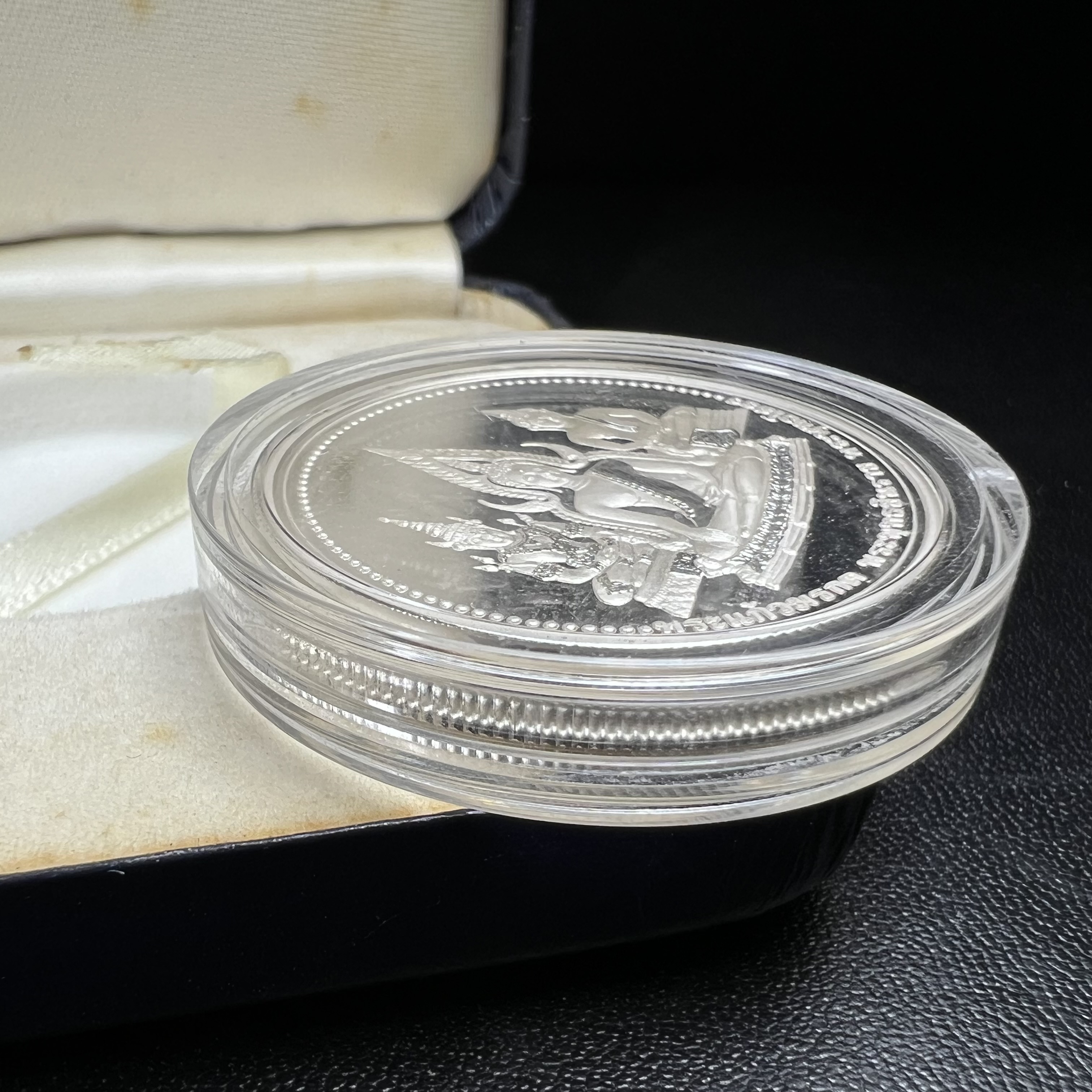 เหรียญพระแก้วมรกต พระพุทธชินราช พระพุทธโสธร รุ่นพุทธบารมี ปี 2540 เนื้อเงินขัดเงา 99.9% พร้อมกล่องบรรจุเดิม พิธีพุทธาภิเษก 2 พิธี มหามงคล (พระพุทธคู่บ้านคู่เมือง รูปแบบเหรียญสวยงดงามมาก พิธีใหญ่ เป็นที่นิยม)สร้างน้อยหายาก 1 ใน 500 เหรียญ