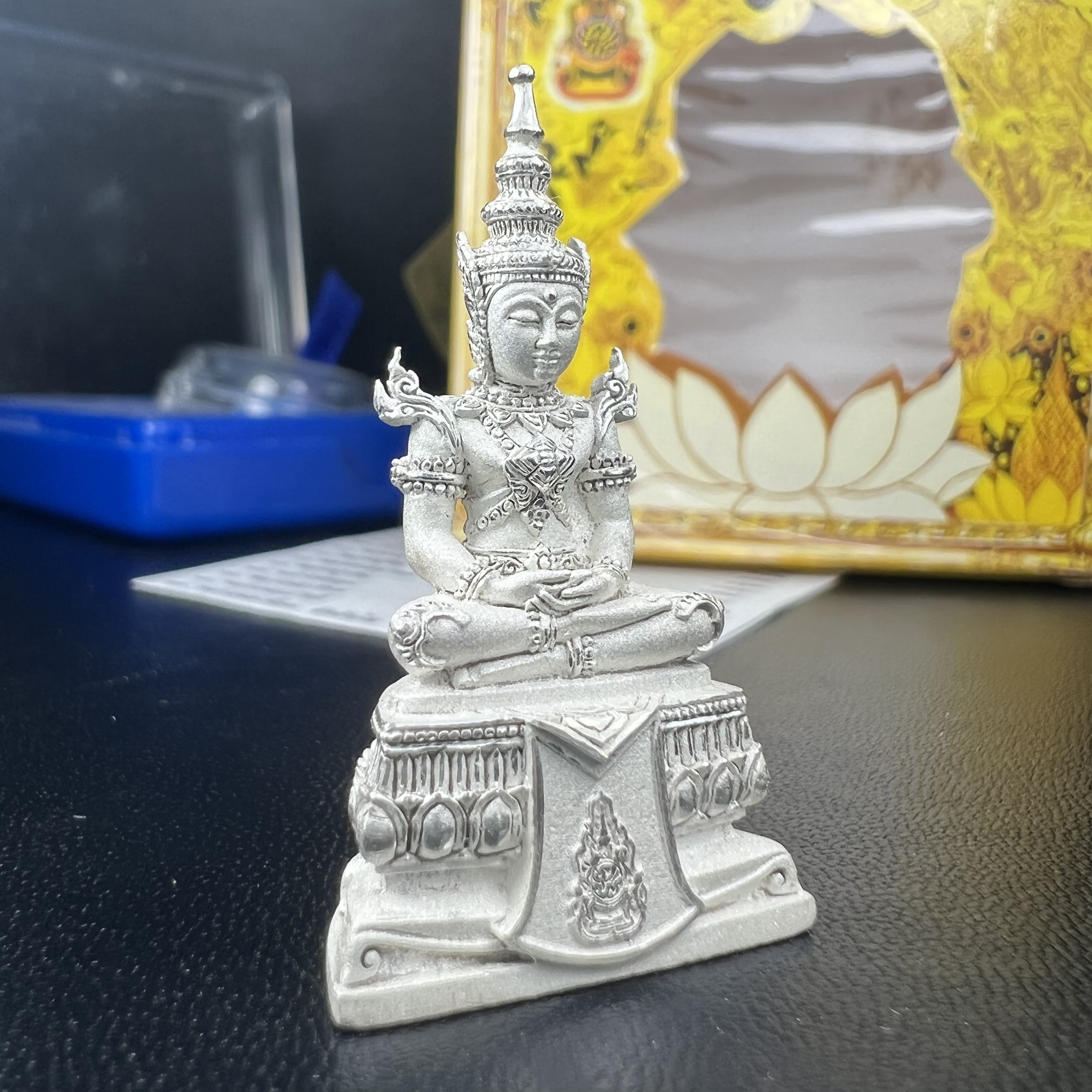 พระแก้วมรกต(จำลอง)ลอยองค์ ขนาดหน้าตัก 1/2 นิ้ว ทรงเครื่องฤดูร้อน เนื้อเงิน ตราสัญลักษณ์ฉลองสิริราชสมบัติ ครบ 60 ปี พ.ศ.2549(สภาพสวย ครบ สมบูรณ์))