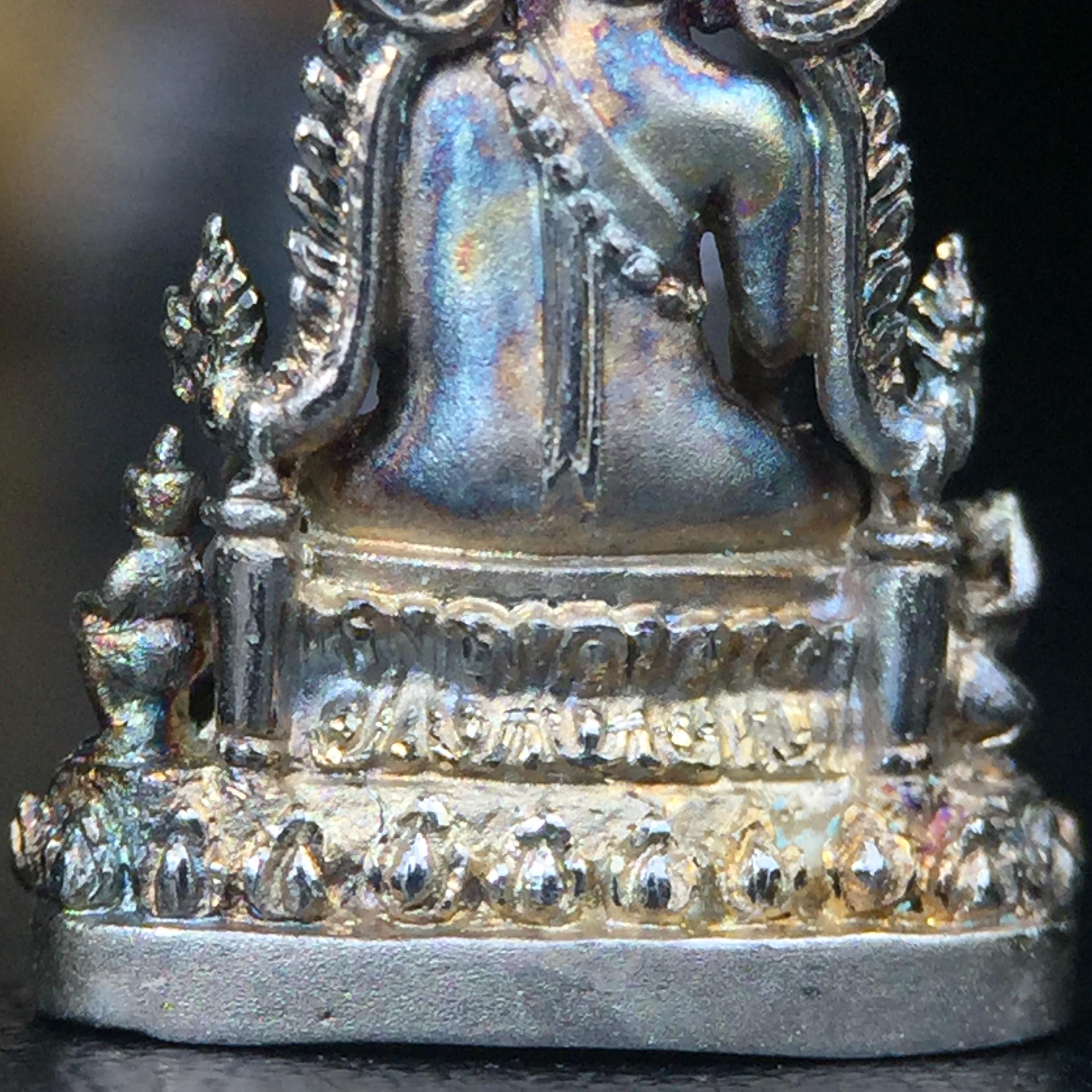 พระพุทธชินราช(จำลอง) ภปร. 84 พรรษา เนื้อเงินชุบทองคำขาว พิมพ์เล็กขนาดหน้าตัก 1/4 นิ้ว (สภาพผิวเดิมสวย ขึ้นสีรุ้งธรรมชาติ แบบนิยม)(พระราชทานมวลสาร จิตรลดาและเส้นพระเจ้า(เส้นผม))พุทธศิลป์ทรงคุณค่าอีกหนึ่งรุ่นยอดนิยม