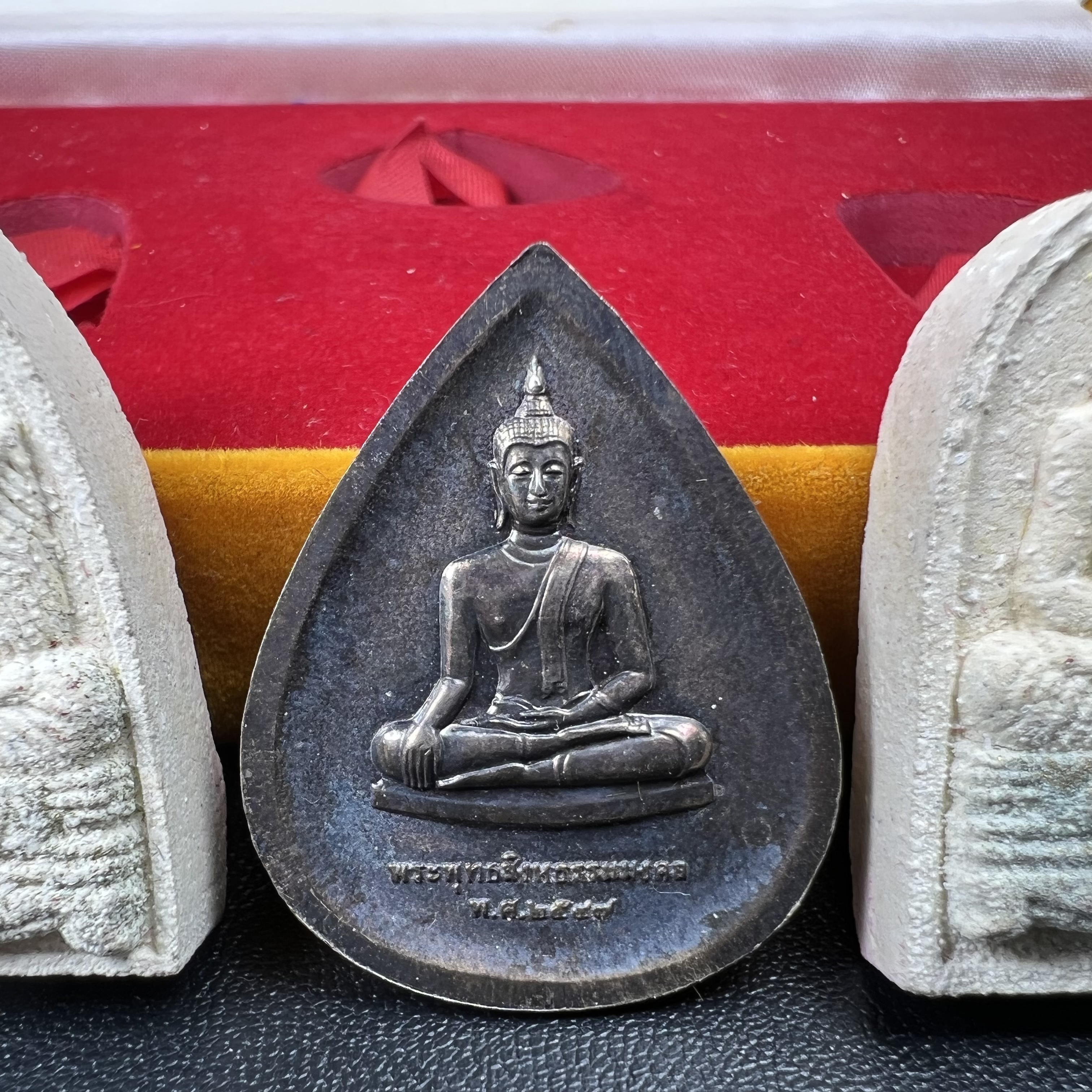 พระหลวงปู่ทวด ภปร.ปี2547 (เนื้อพิเศษกรรมการ)ทรงกลีบบัวและทรงกลีบขนุน เนื้อผงสมเด็จฯ(โรยผงตะไบ ชนวนเก่า) พร้อมเหรียญพระพุทธสิหธรรมมงคล ภปร. ทรงหยดน้ำ เนื้อเงินแท้ กล่องบรรจุเดิมครบ(1ชุด 3 องค์)(หายาก)