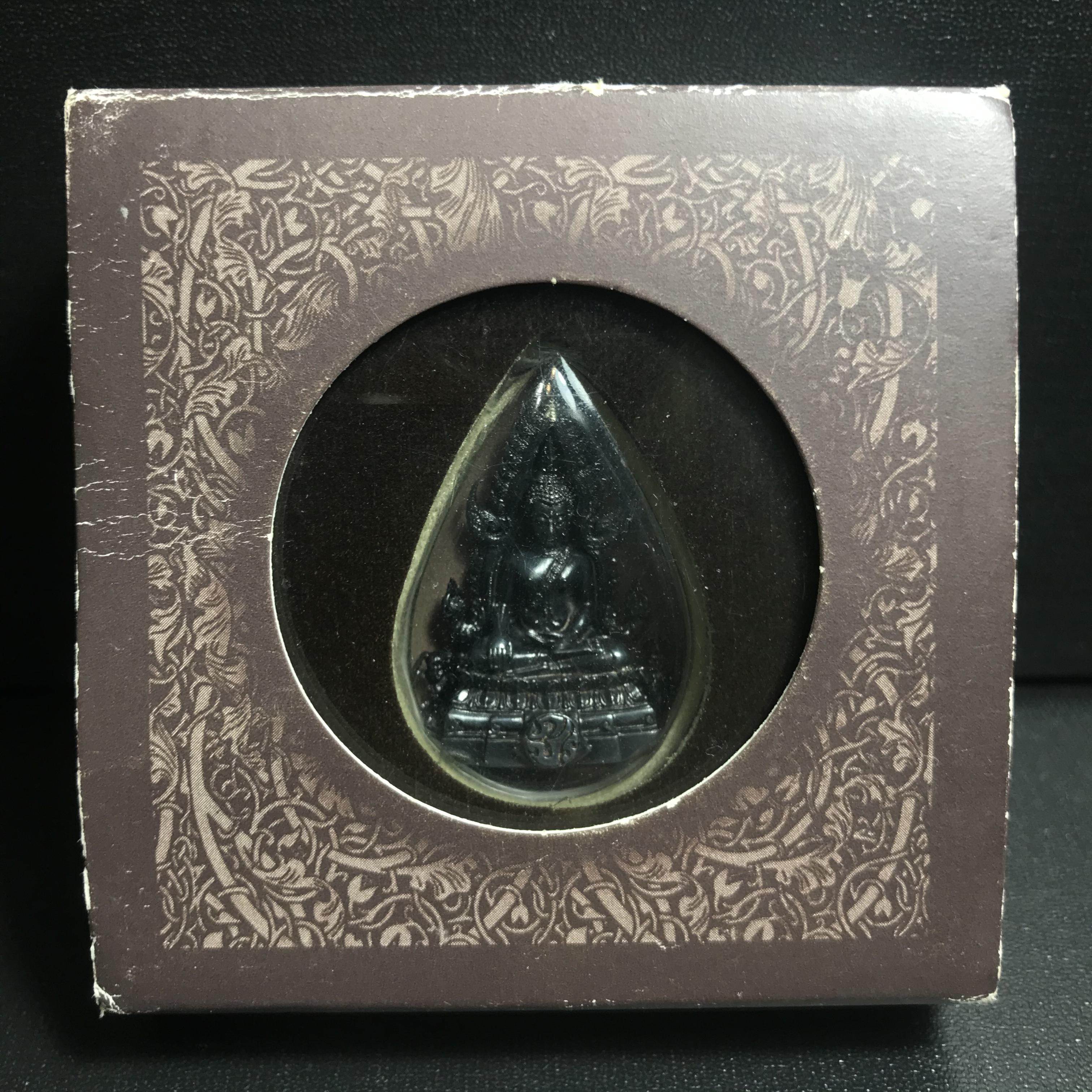 พระพุทธชินราช ภปร. โครงการ "เพราะแผ่นดินนี้ คือ แผ่นดินเกิด" ปี2548(รุ่นแรก) ลอยองค์ หน้าตัก 1/2 นิ้ว เนื้อเงินรมดำ